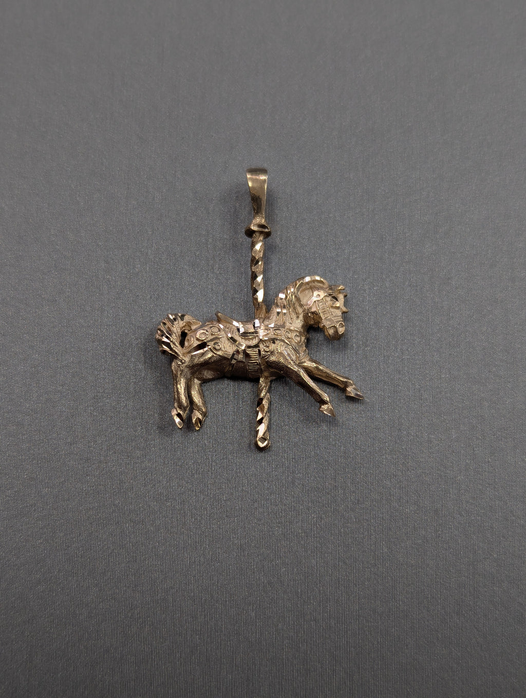 Colgante Carrusel Caballo Oro Amarillo 14K Corte Diamantado