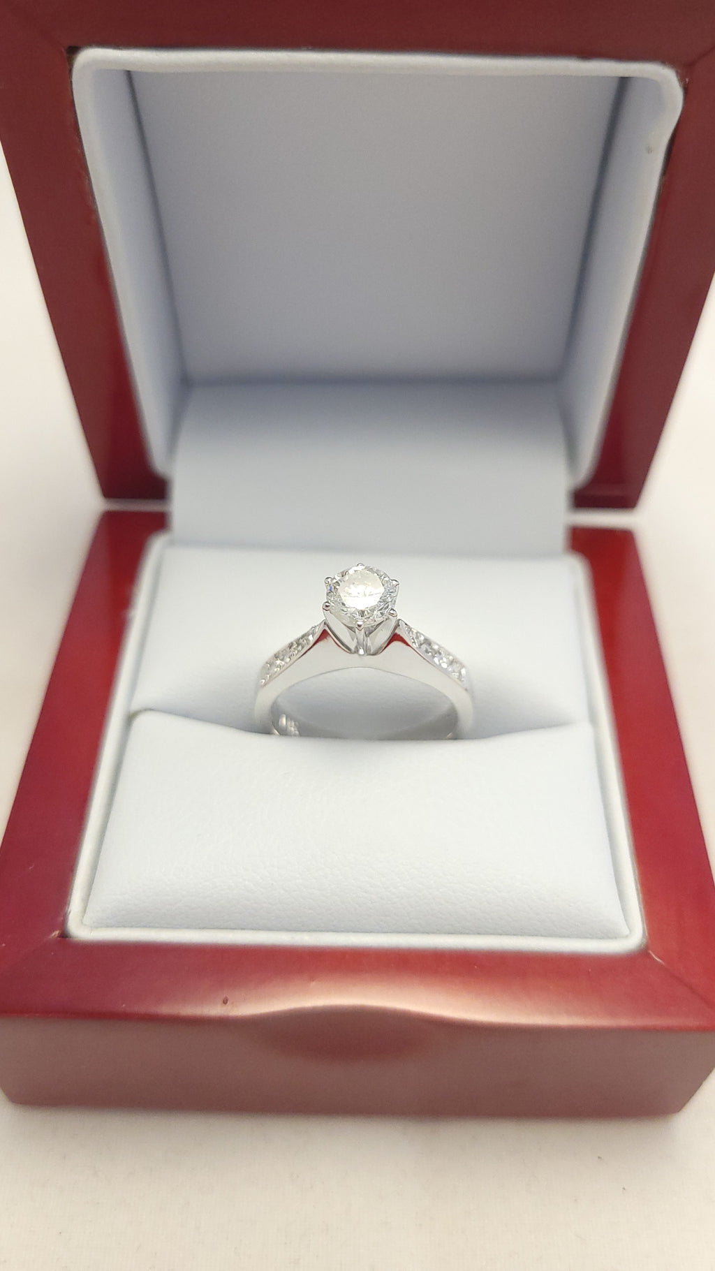 Anillo de compromiso de oro blanco de 14K con diamante