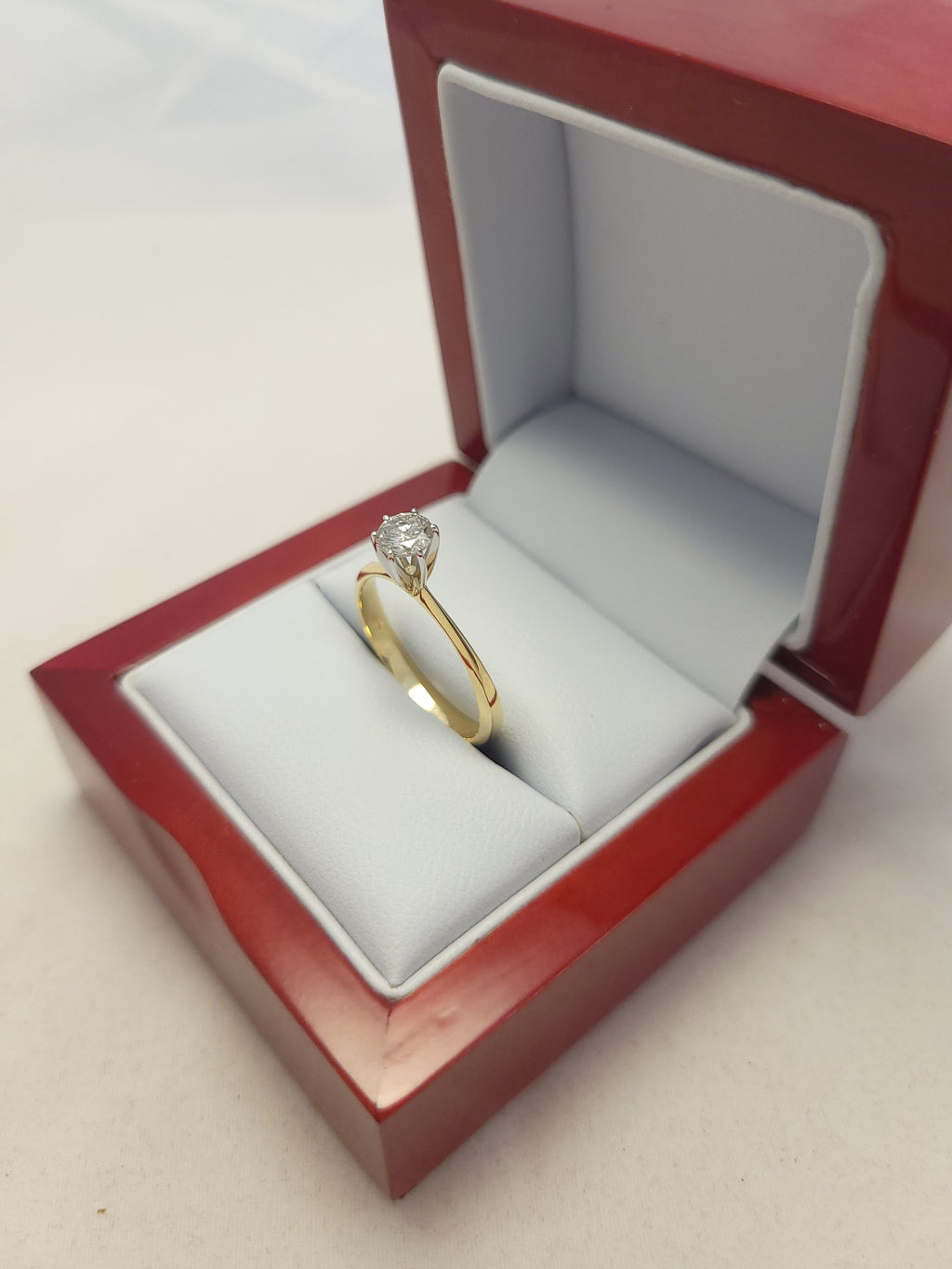 Anillo de diamante solitario de oro amarillo de 14K