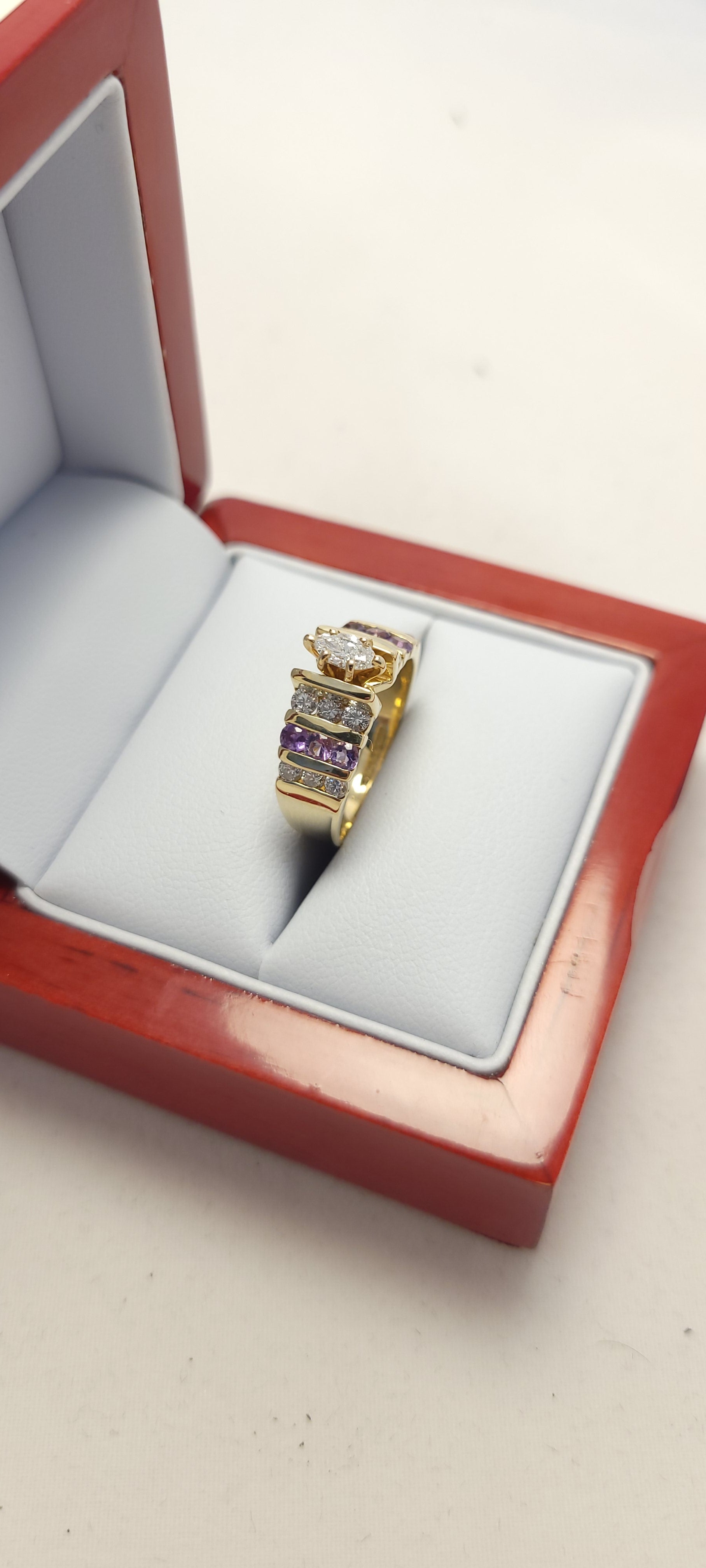 Anillo de amatista con diamantes en oro amarillo de 14K