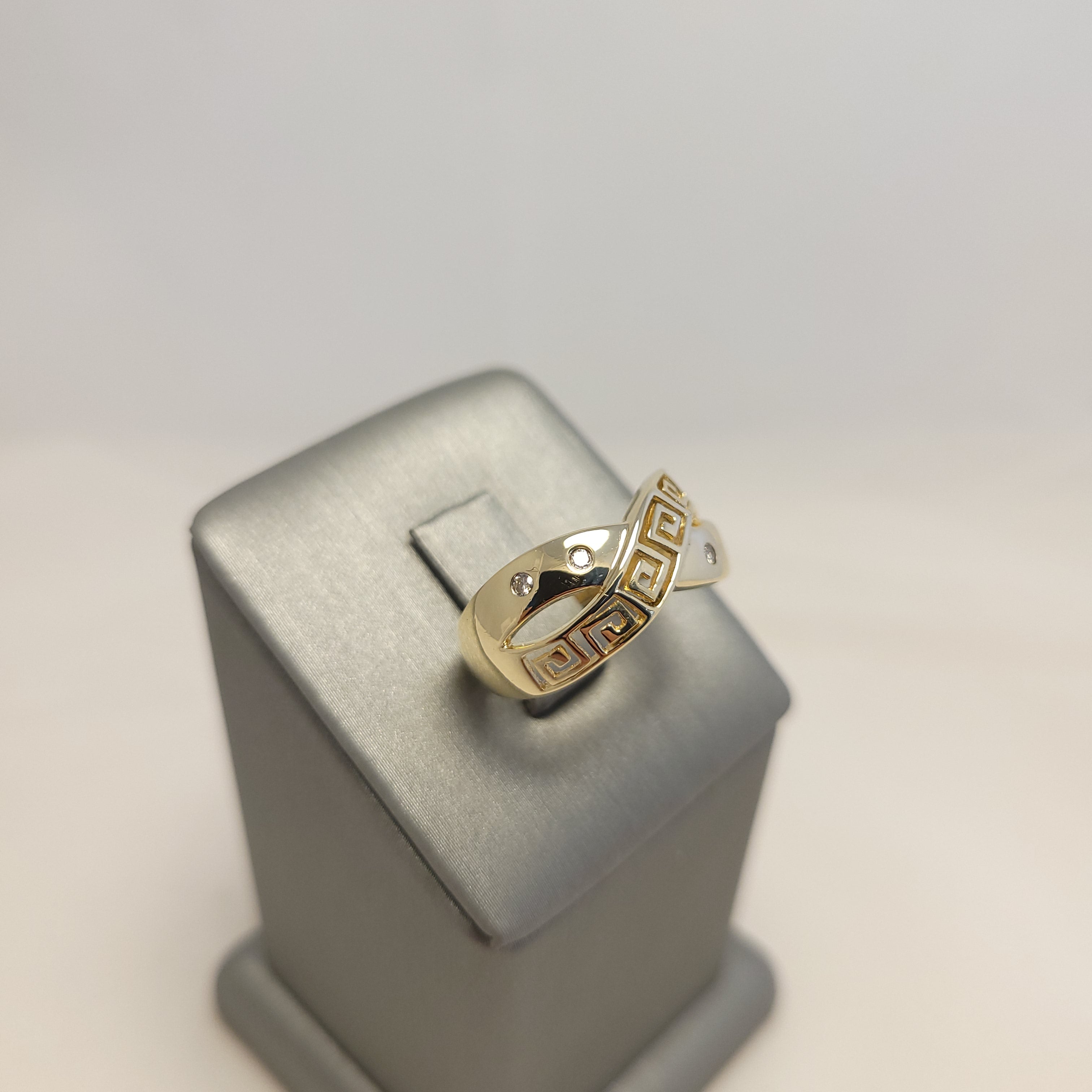Anillo de oro amarillo de 14K con diseño de greca