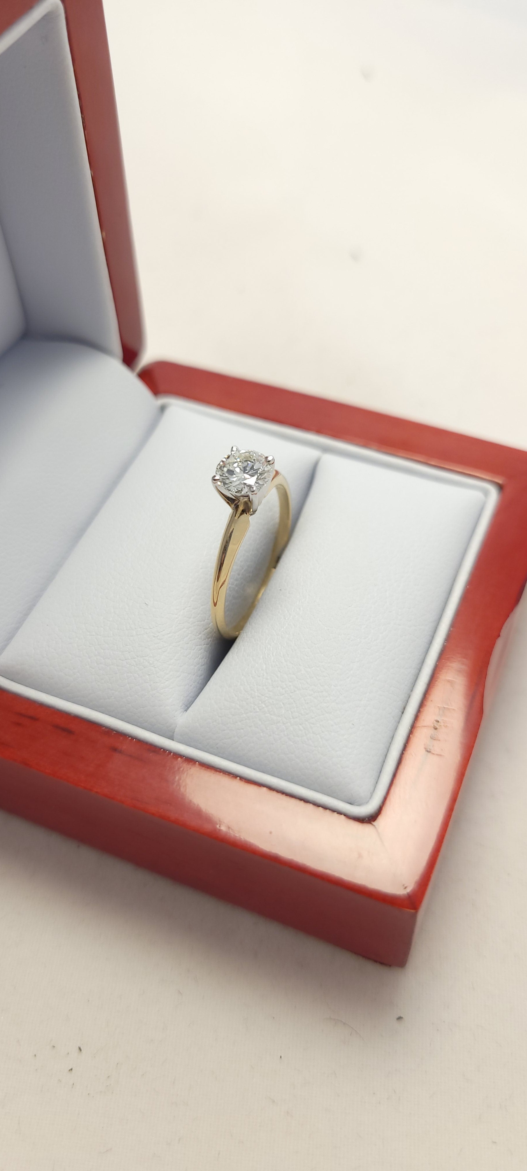 Anillo de oro amarillo de 14K con diamante solitario