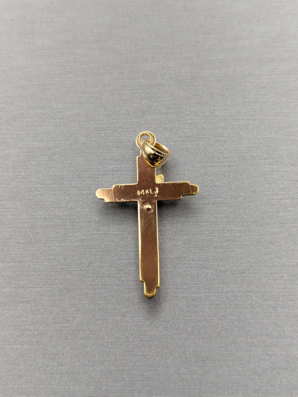 Colgante de crucifijo bicolor de oro de 14 quilates
