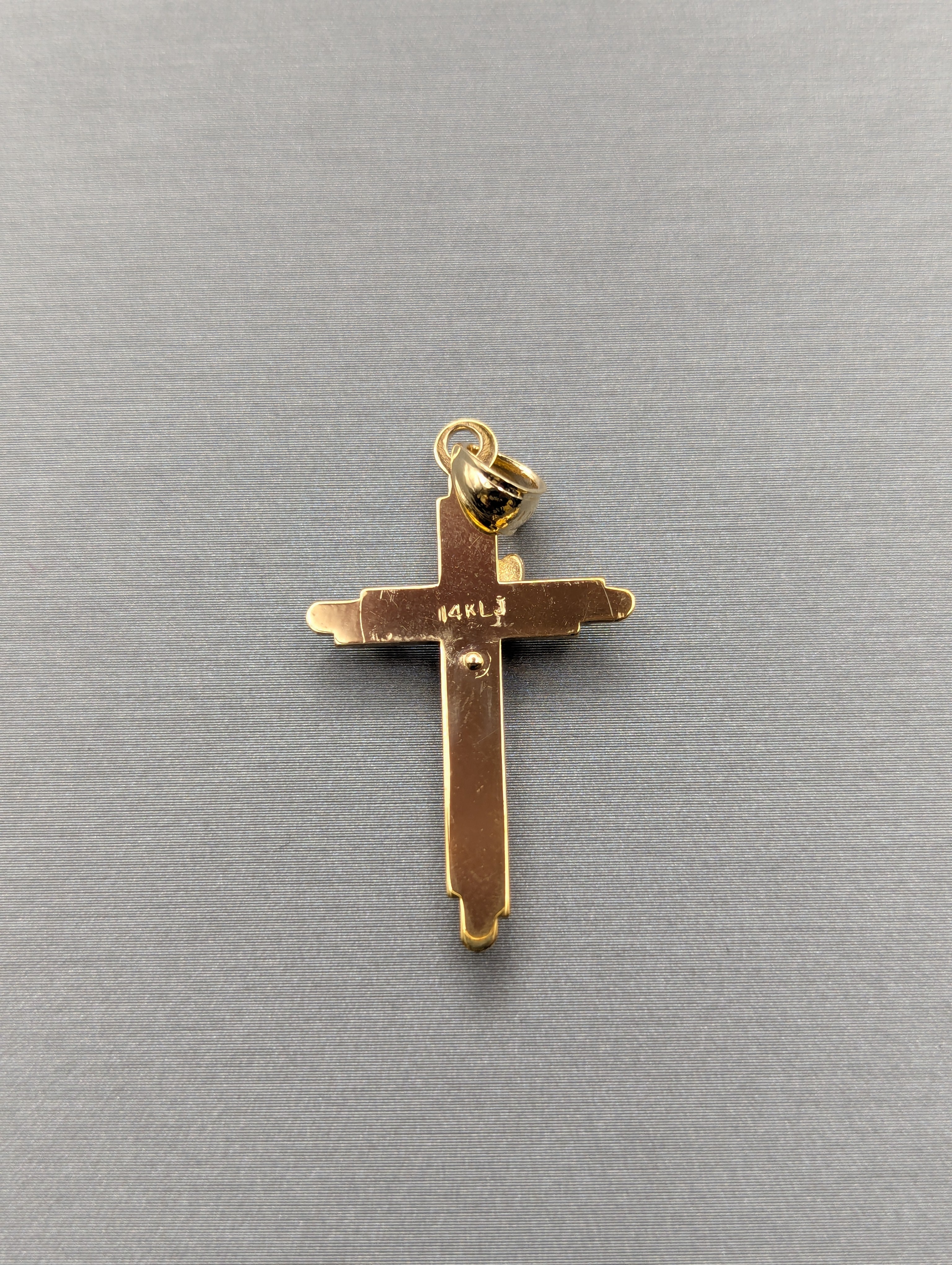 Colgante de crucifijo bicolor de oro de 14 quilates