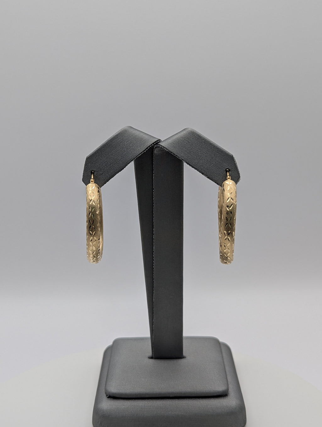 Pendientes de aro de oro amarillo de 14 quilates con corte de diamante y acabado satinado