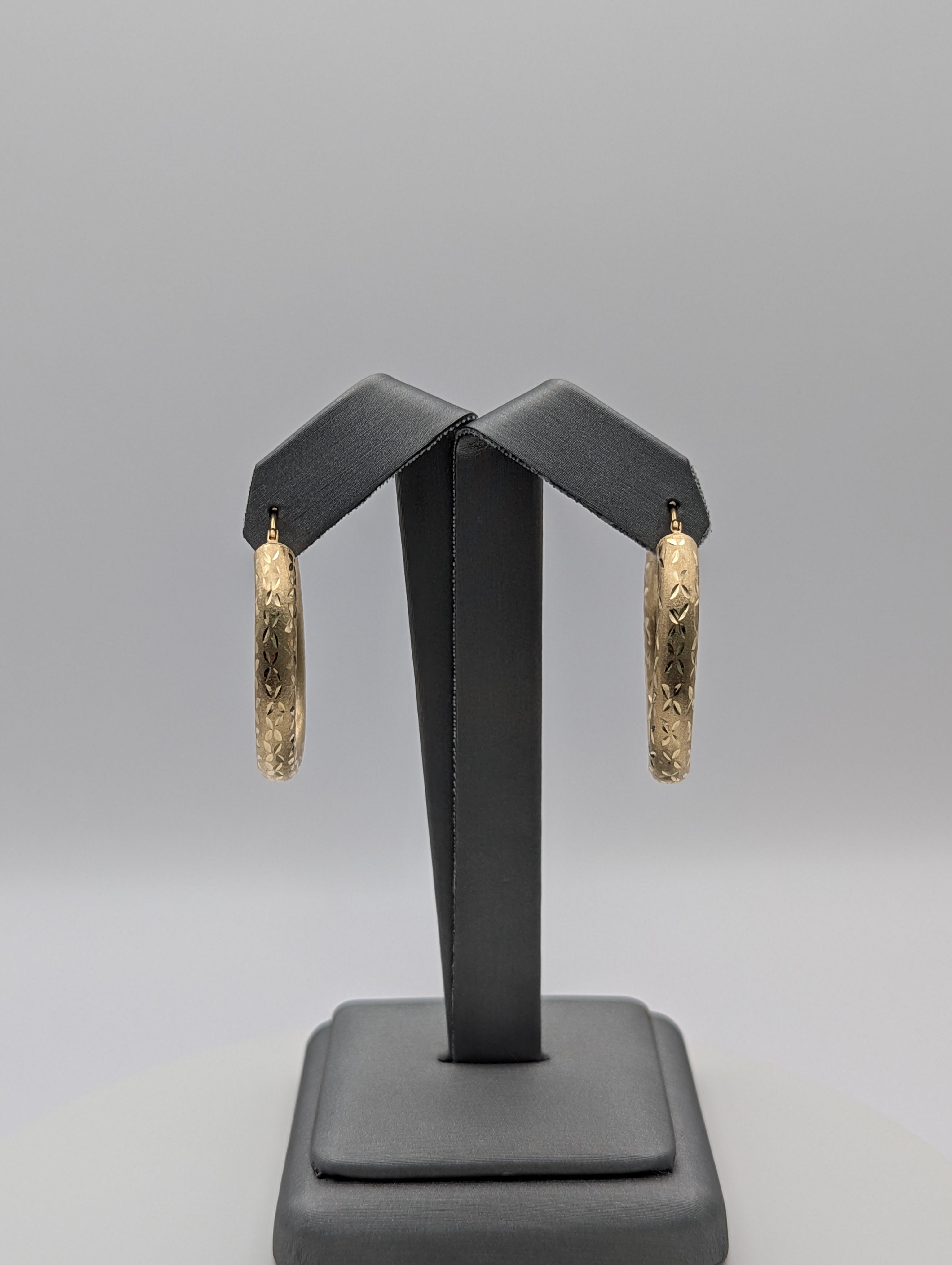 Pendientes de aro de oro amarillo de 14 quilates con corte de diamante y acabado satinado