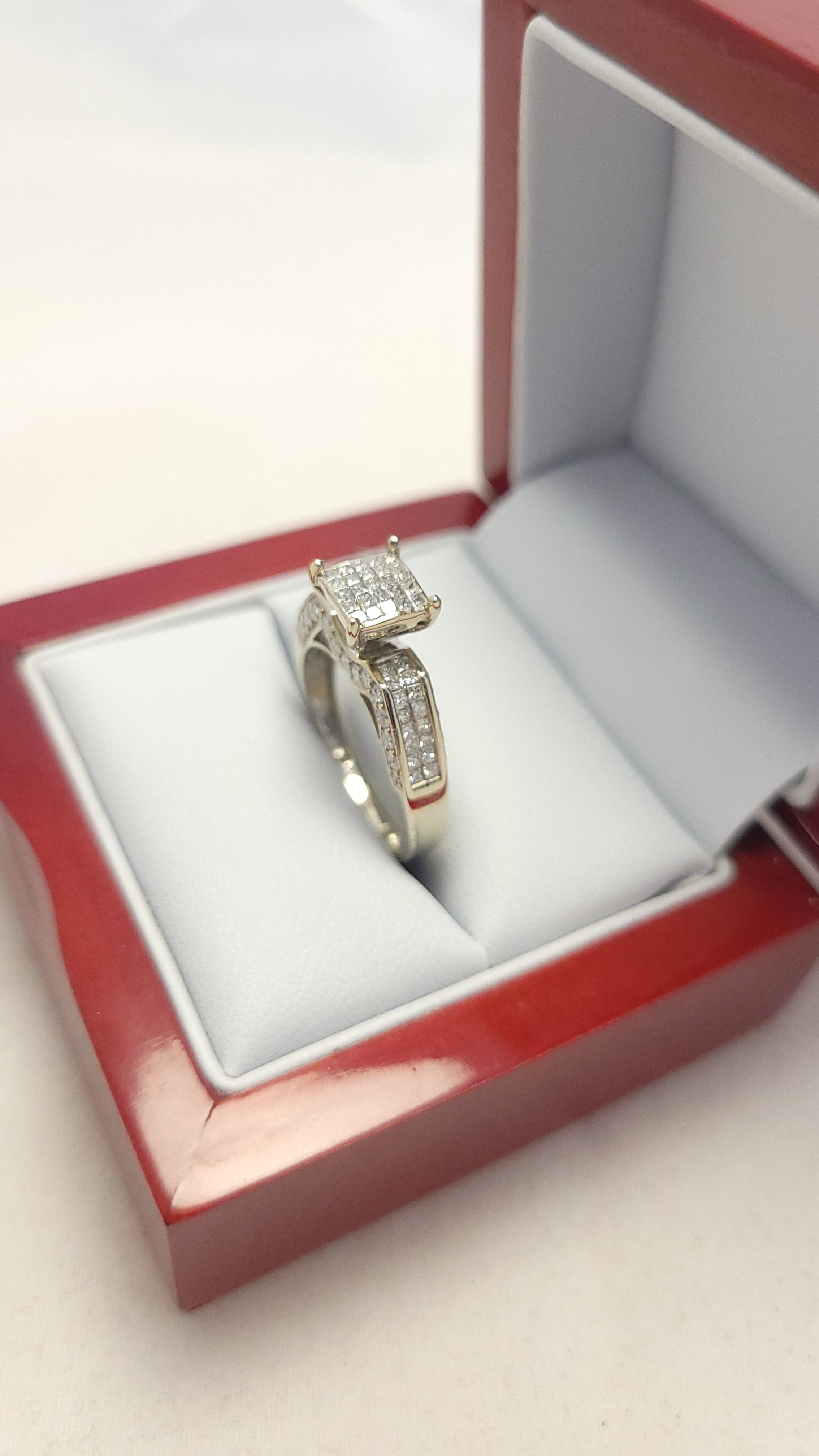 Anillo de diamante cuadrado de oro blanco de 14K