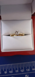 Anillo de diamante solitario de oro amarillo de 14K