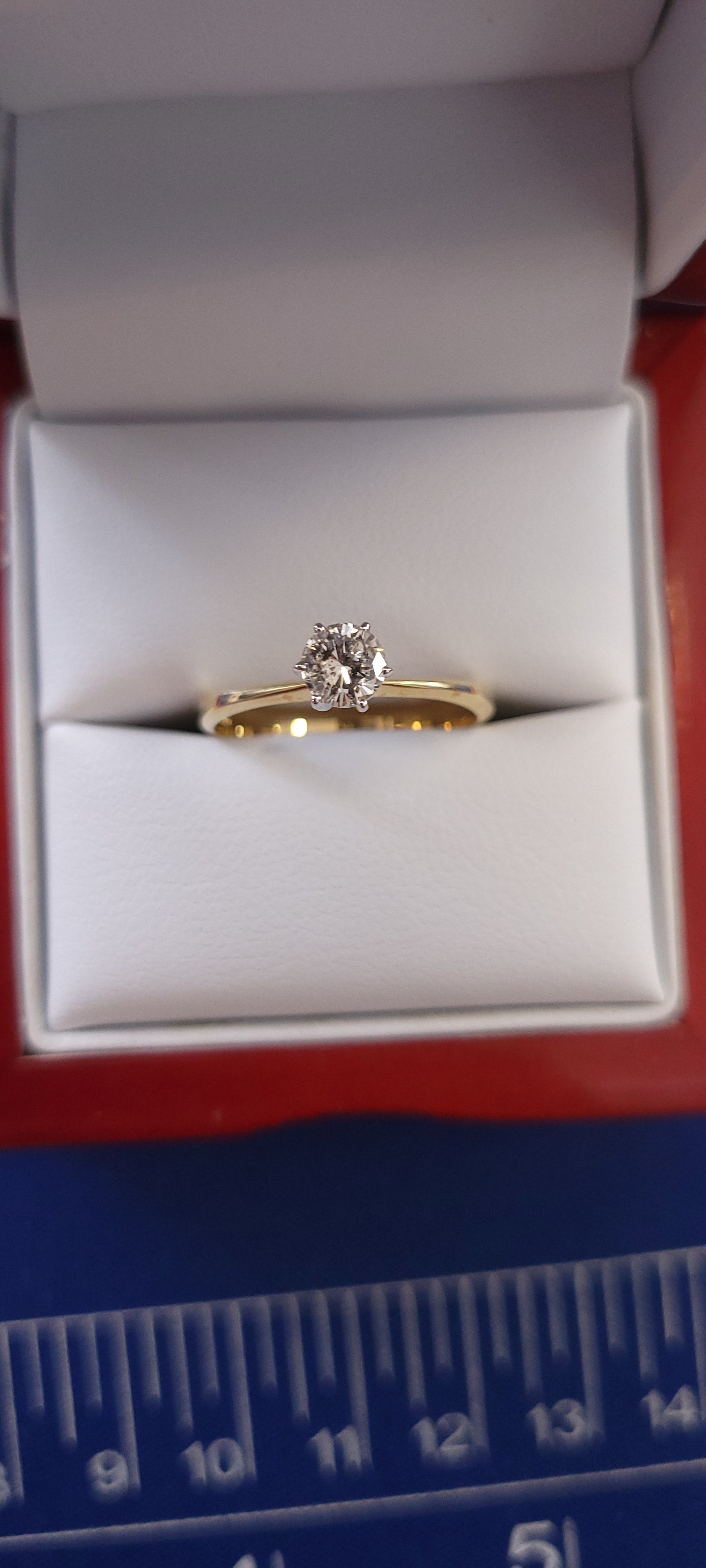 Anillo de diamante solitario de oro amarillo de 14K