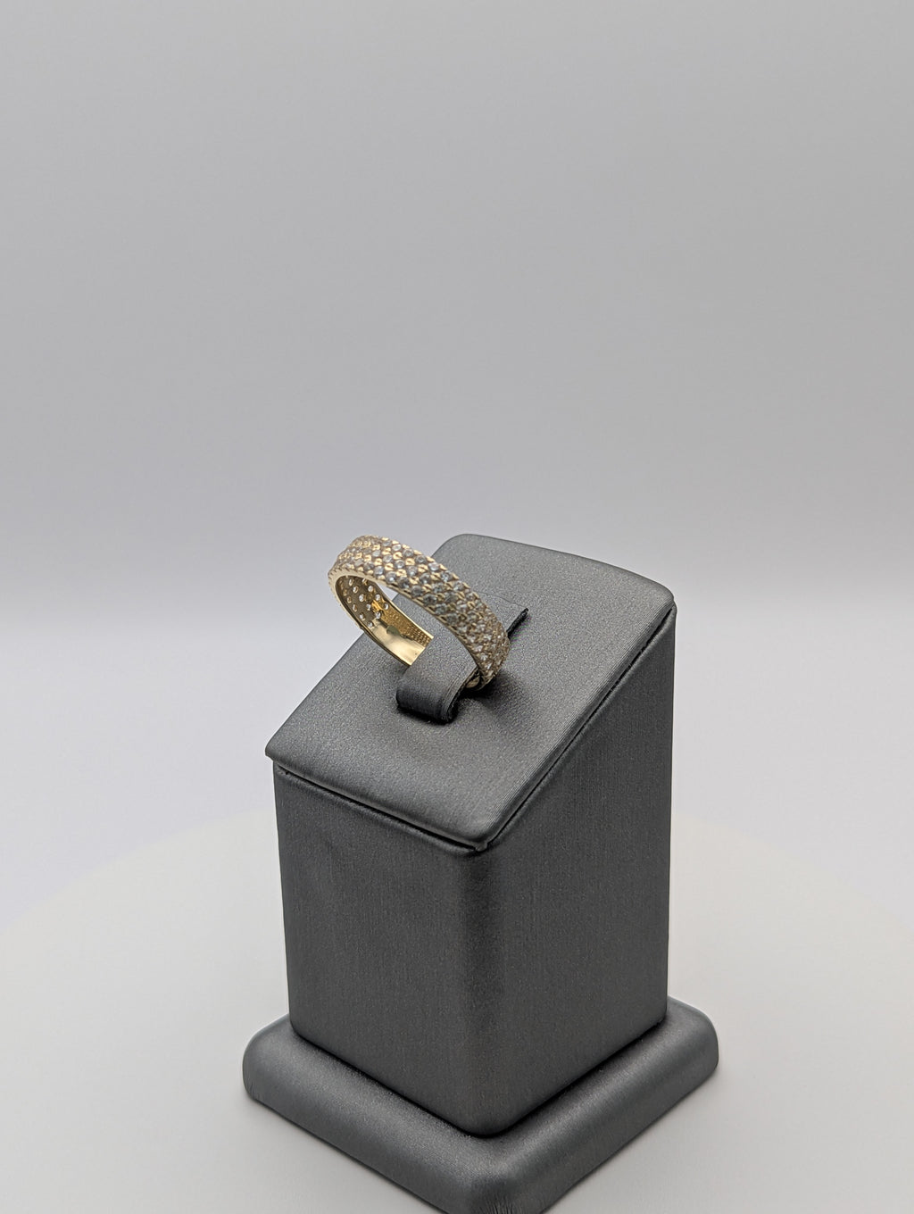 Anillo de boda de oro amarillo de 14K con circonitas cúbicas