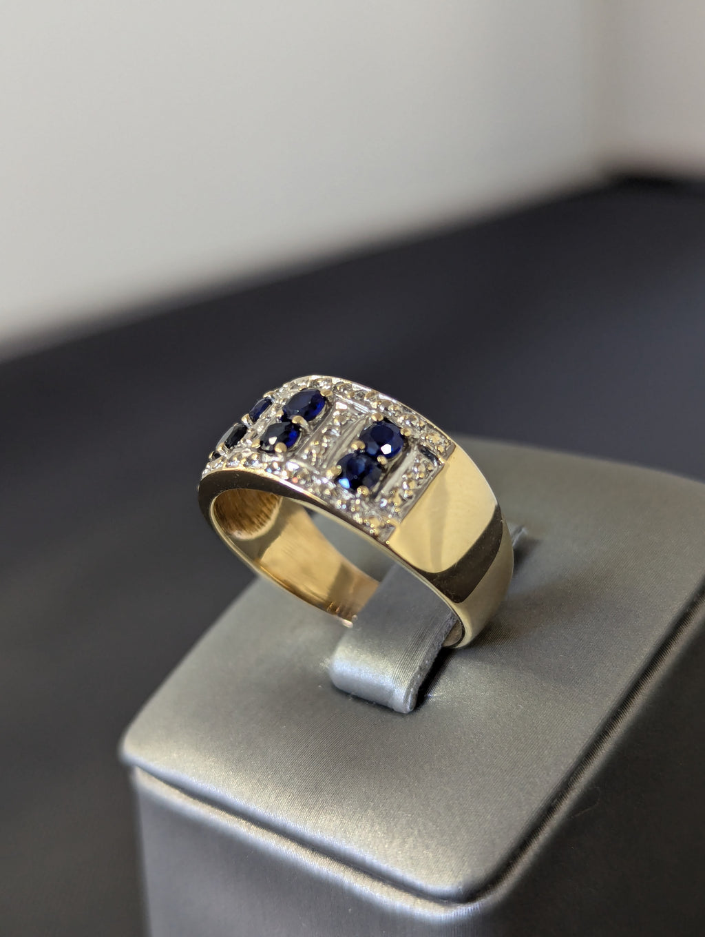 Anillo bicolor de oro de 14 quilates con circonita cúbica azul
