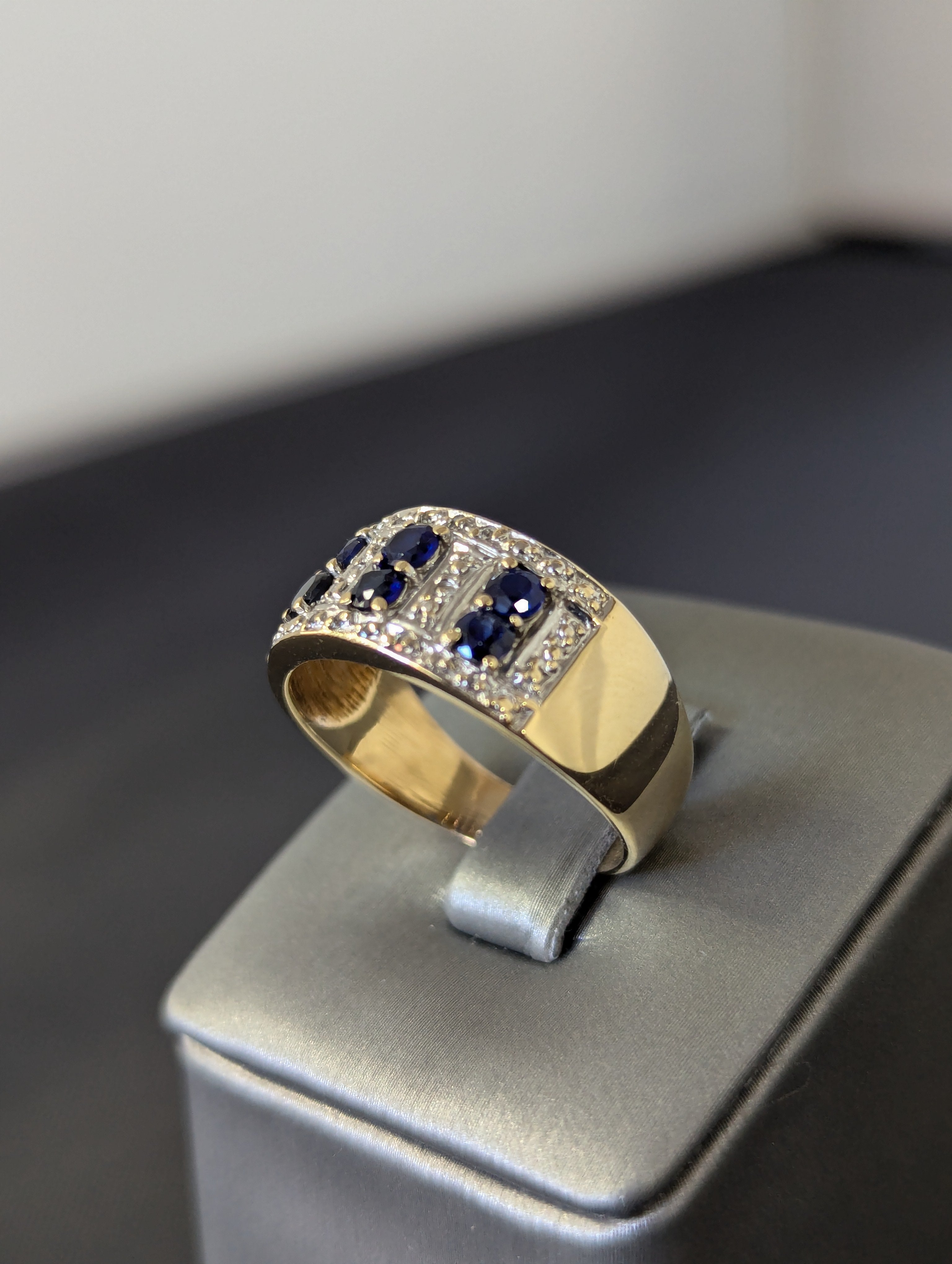 Anillo bicolor de oro de 14 quilates con circonita cúbica azul