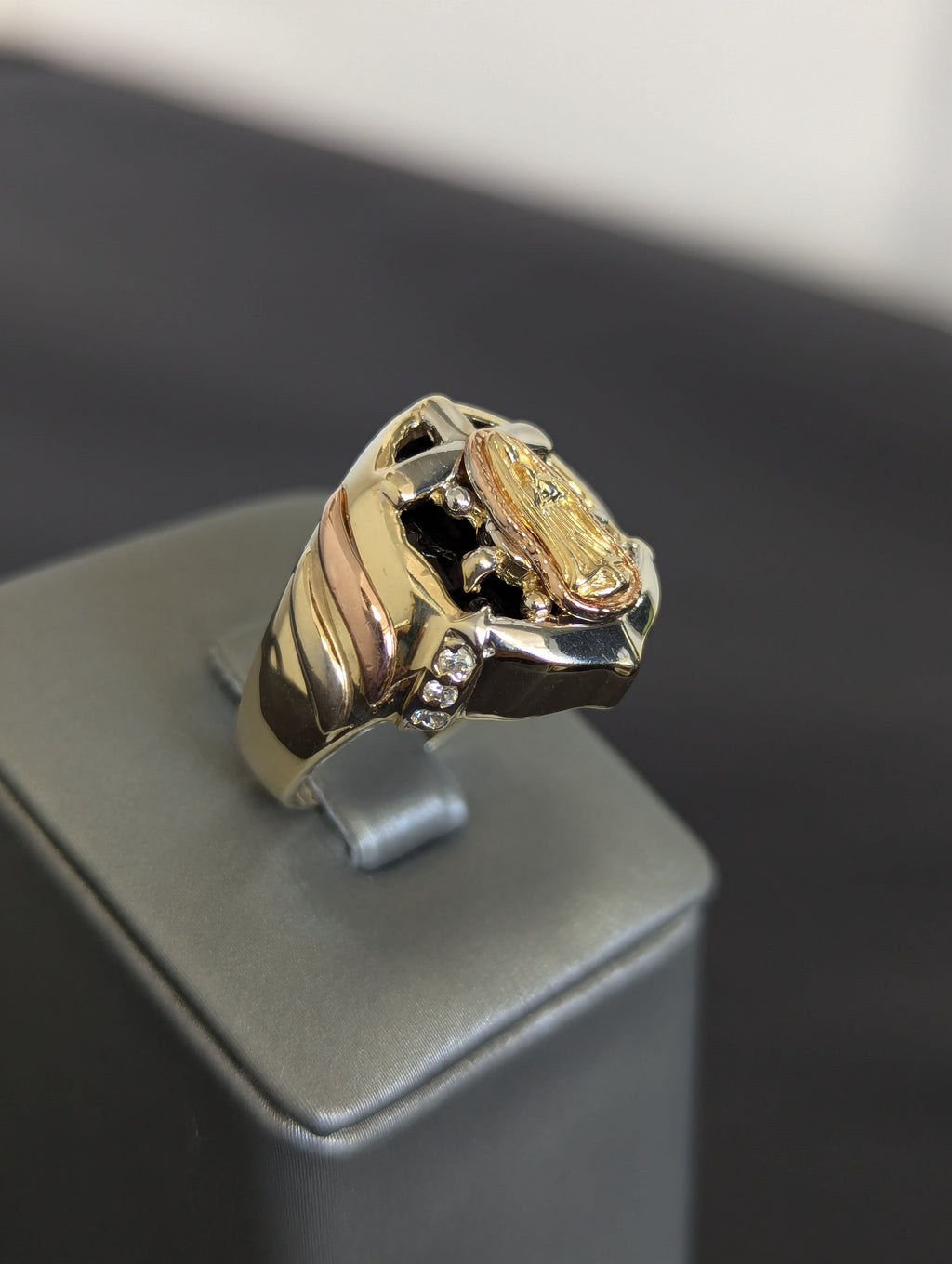 Anillo de la Virgen María con ancla tricolor de oro de 14K