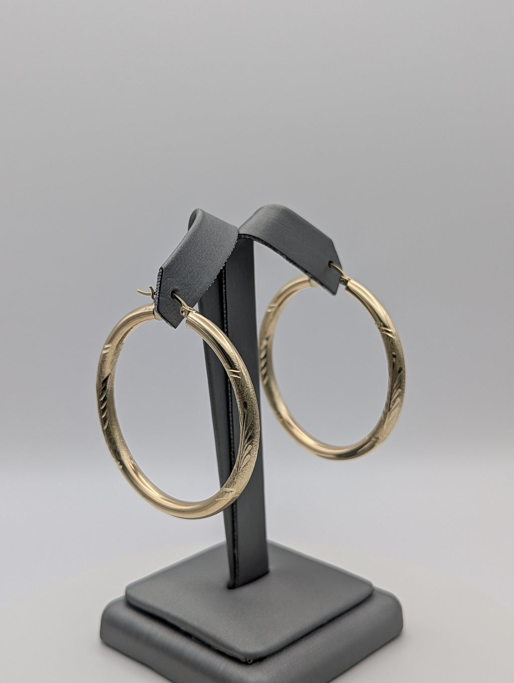 Pendientes de aro de oro amarillo de 14 quilates con corte de diamante y acabado satinado