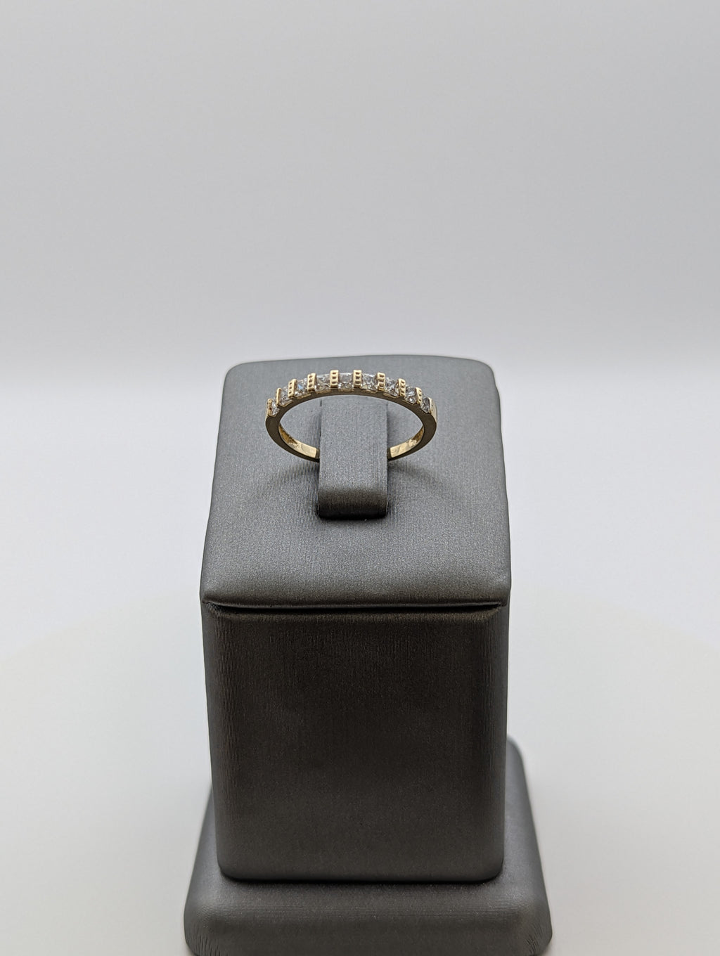 Anillo de boda de oro amarillo de 14K con circonitas cúbicas