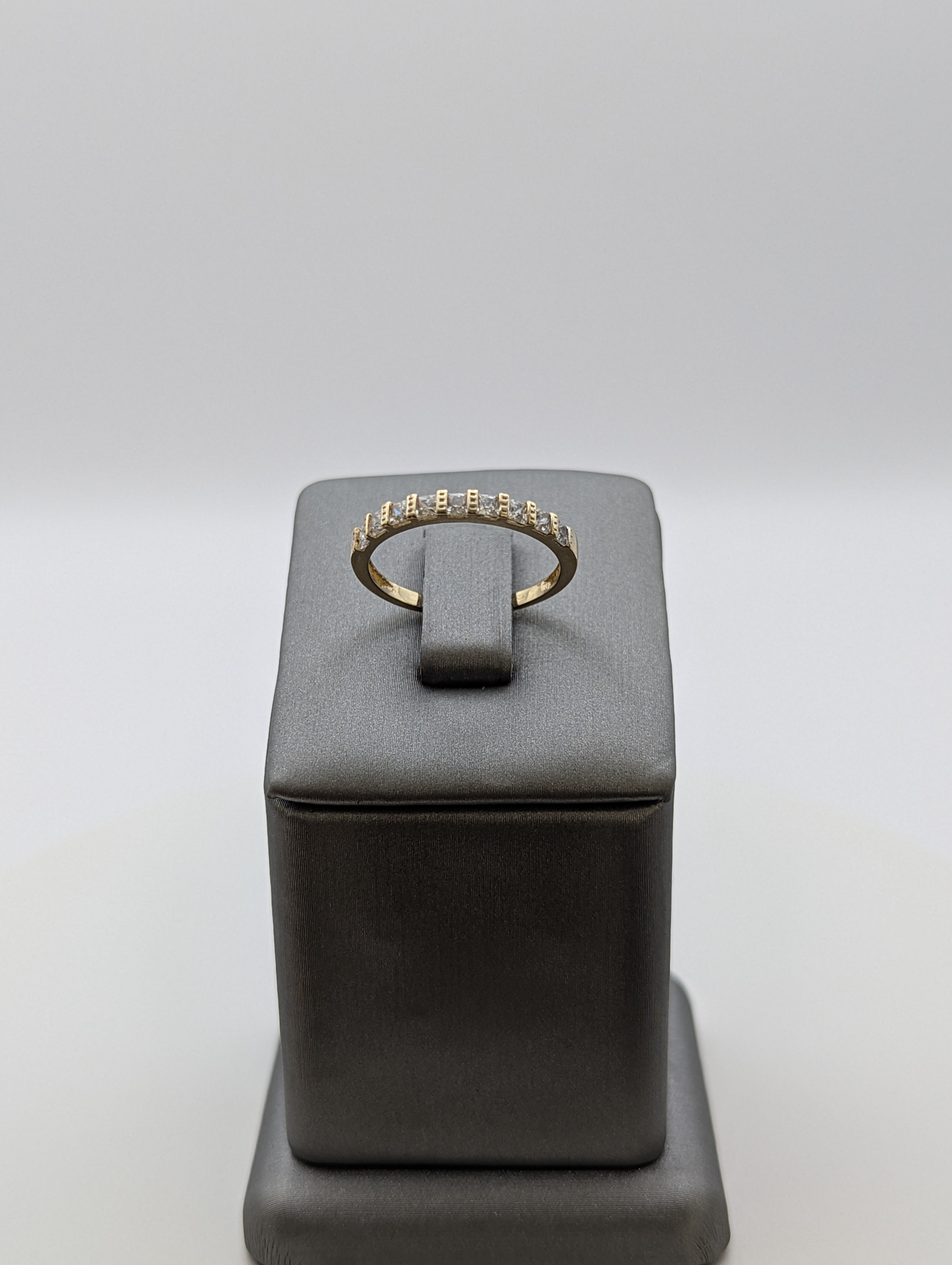 Anillo de boda de oro amarillo de 14K con circonitas cúbicas
