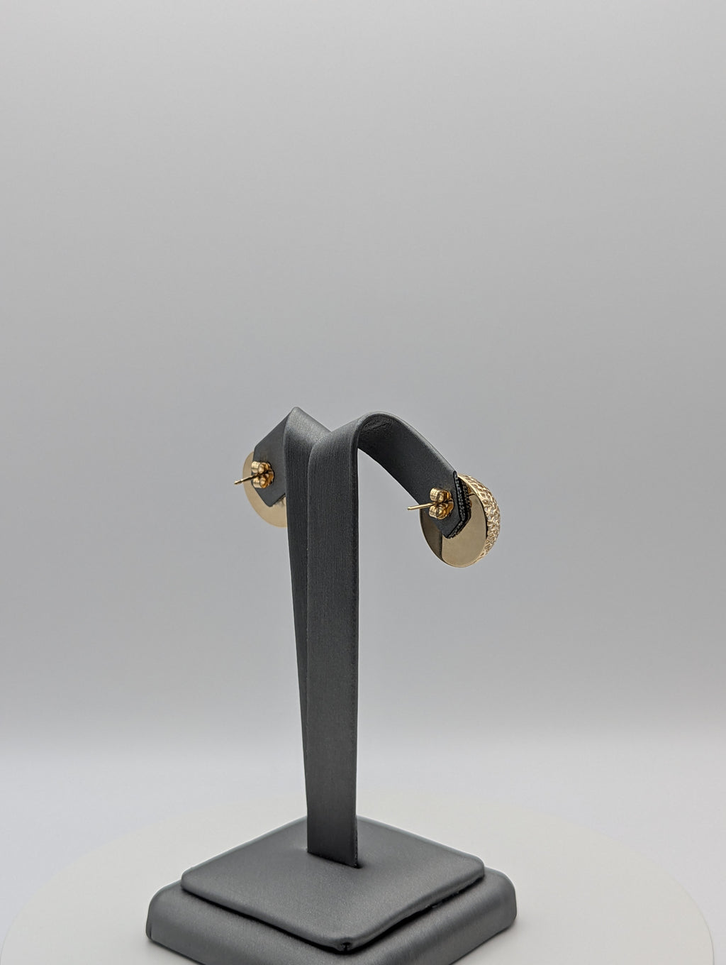 Pendientes de media bola de celosía con corte de diamante en oro amarillo de 14 quilates