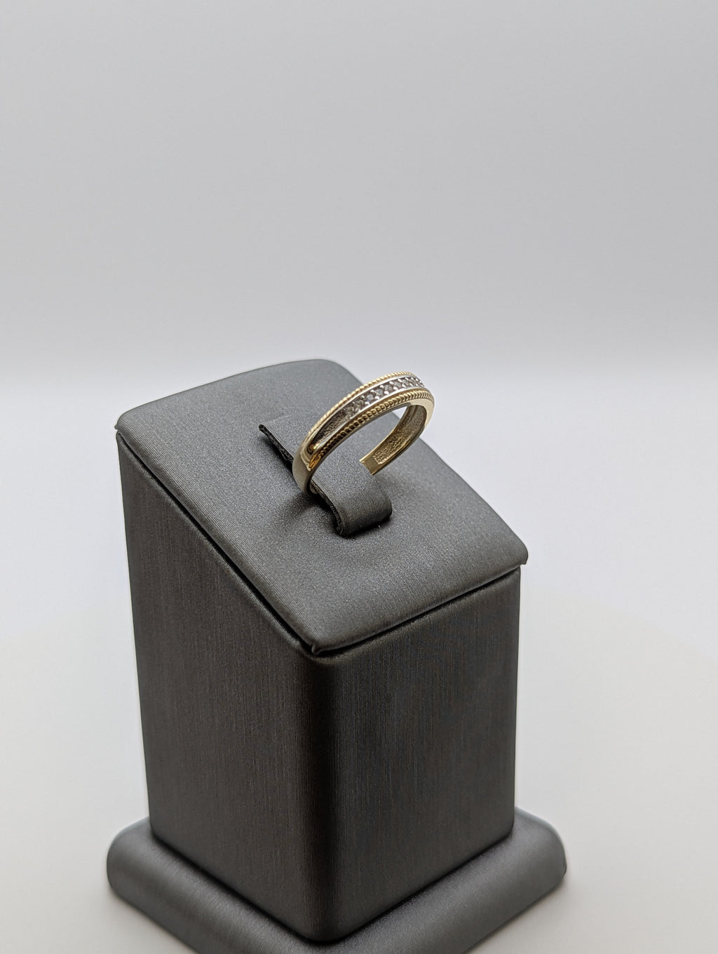 Anillo de boda de circonita cúbica de 14K en oro amarillo/blanco