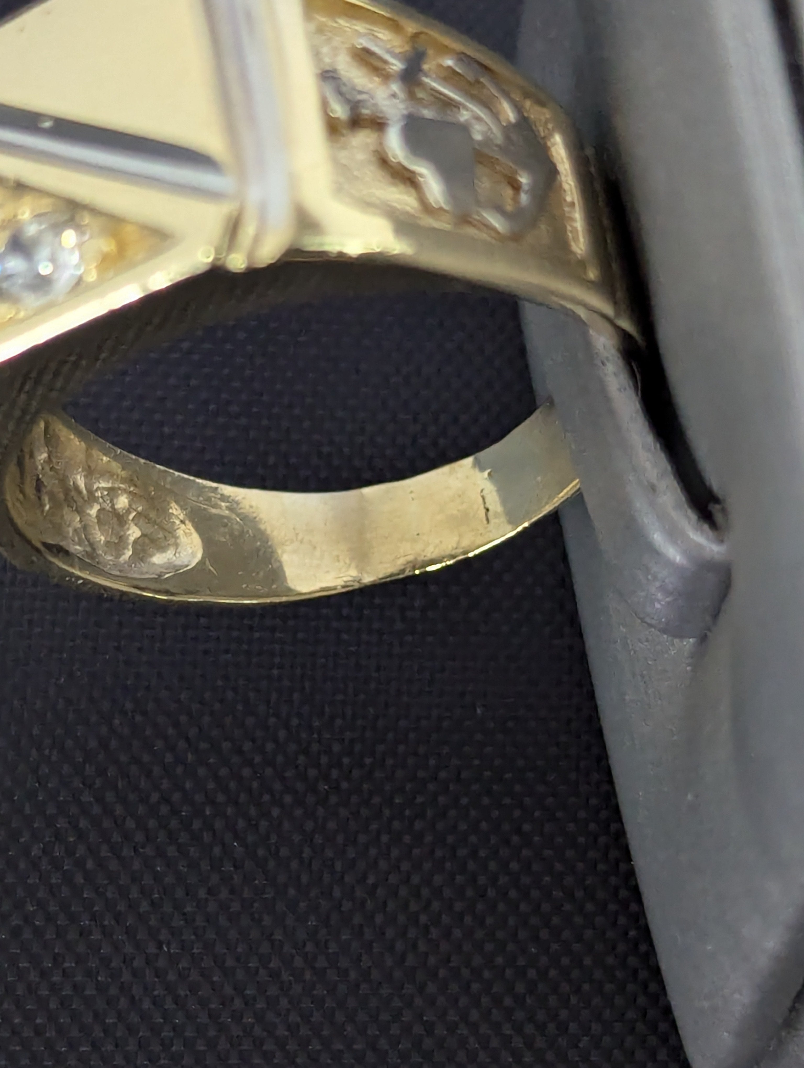 Anillo grabable de circonita cúbica en oro de 14 quilates de dos tonos para hombre