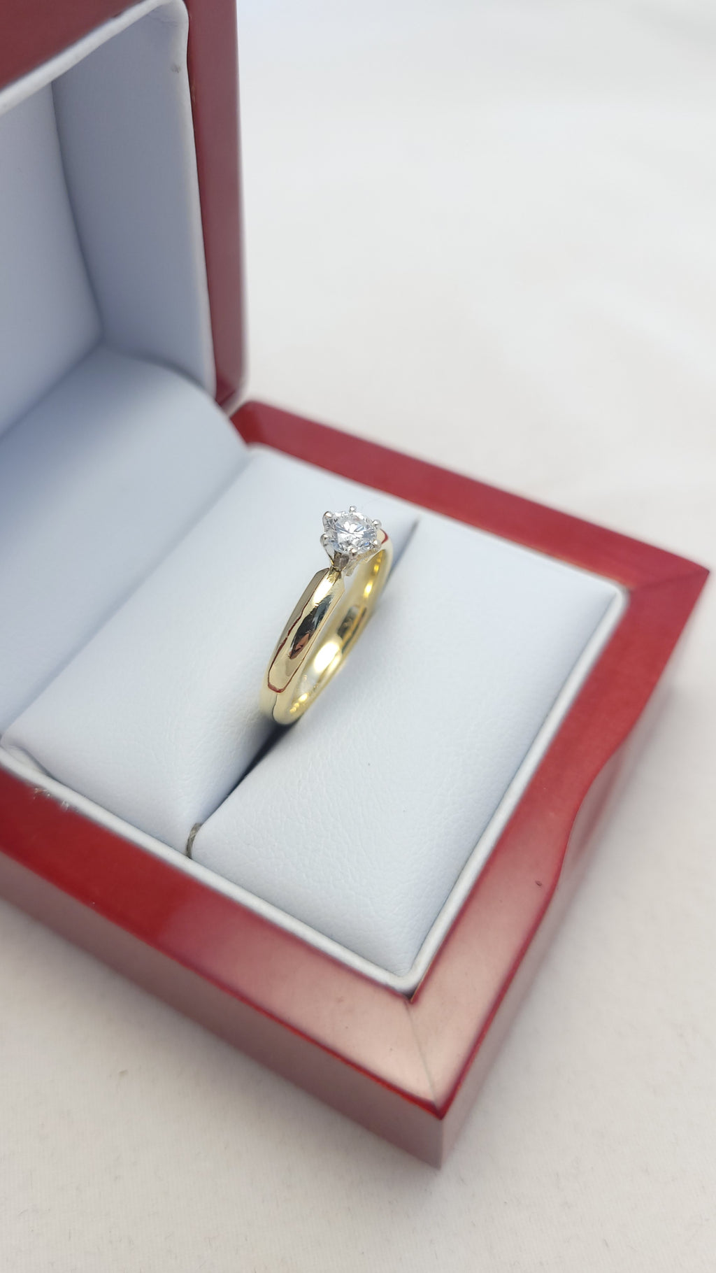 18K YG Solitaire Diamond Eng Ring