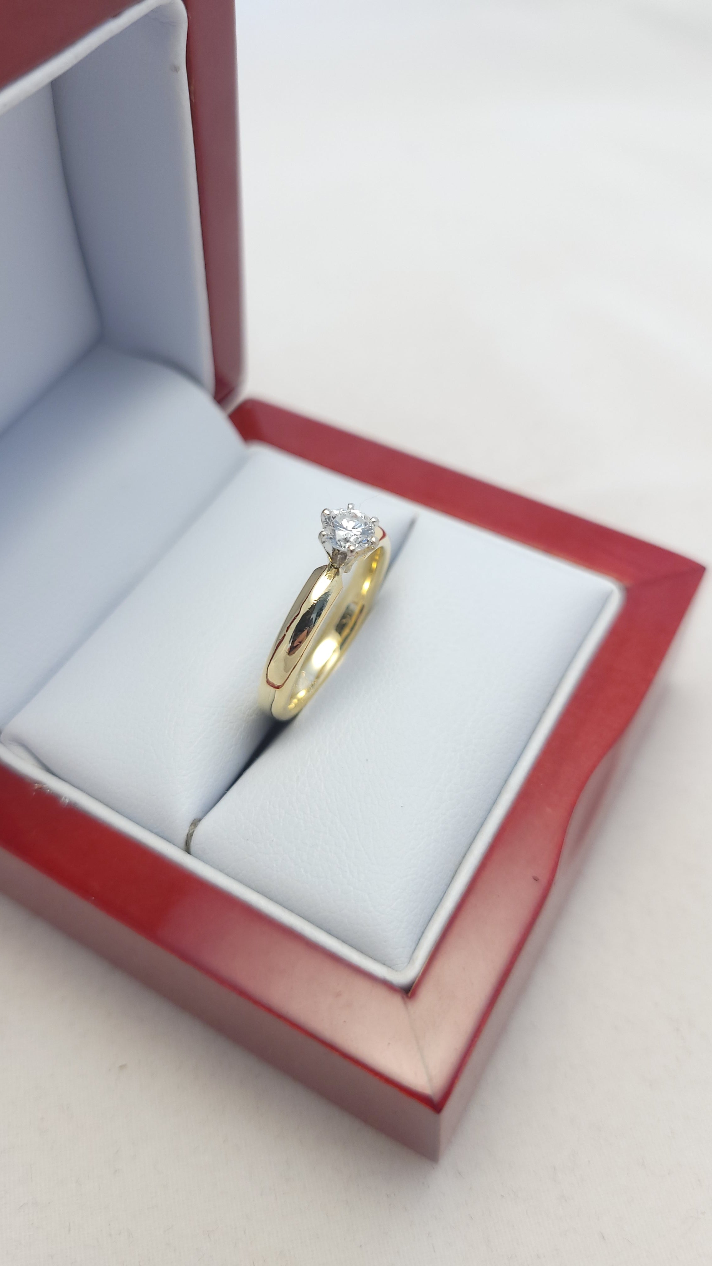 18K YG Solitaire Diamond Eng Ring