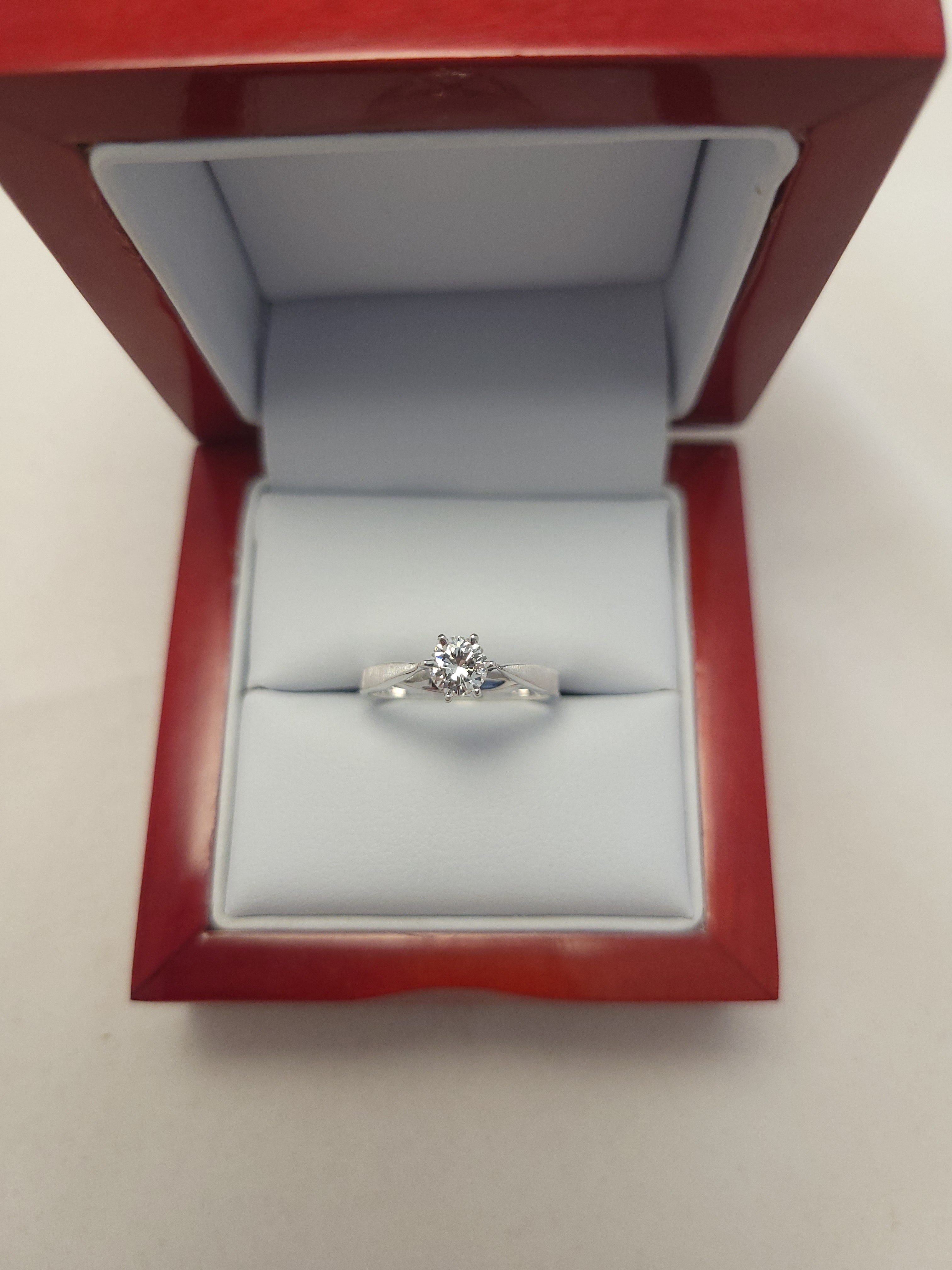 Anillo solitario de oro blanco de 14 quilates