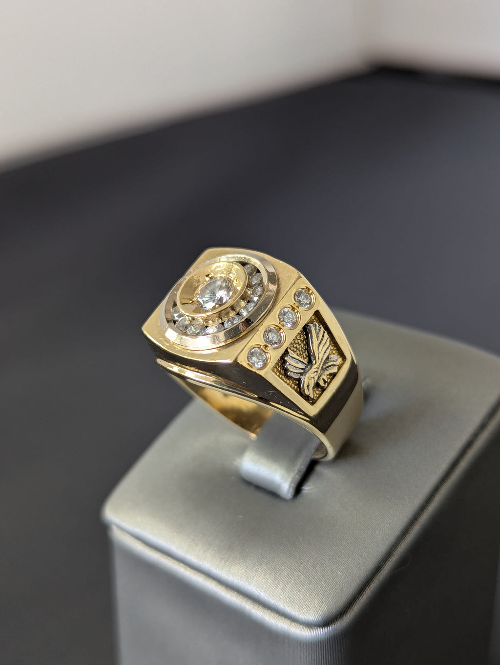 Anillo de águila de dos tonos de oro amarillo y blanco de 14K con circonitas cúbicas