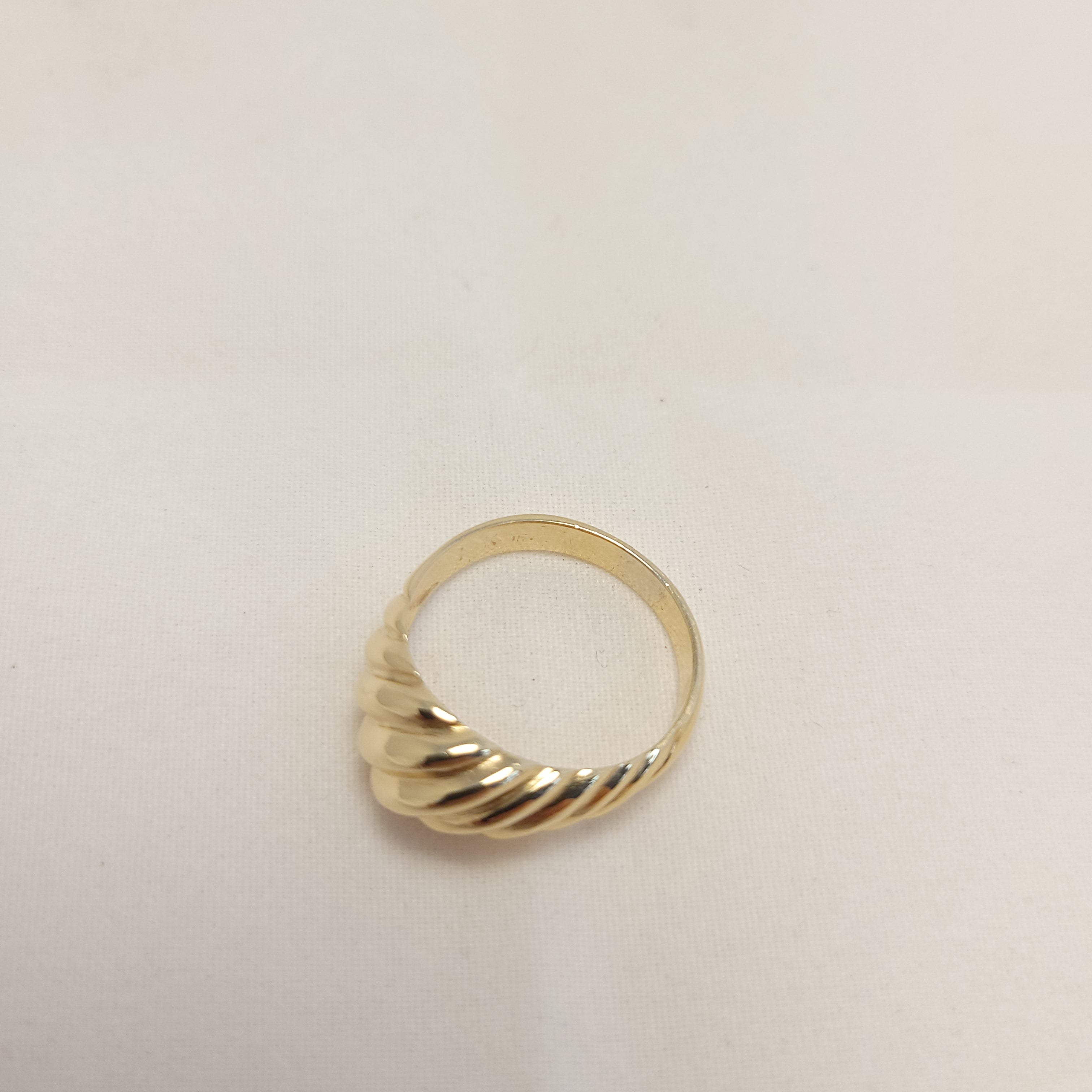 Anillo Elegante Hinchado de Oro Amarillo de 14K