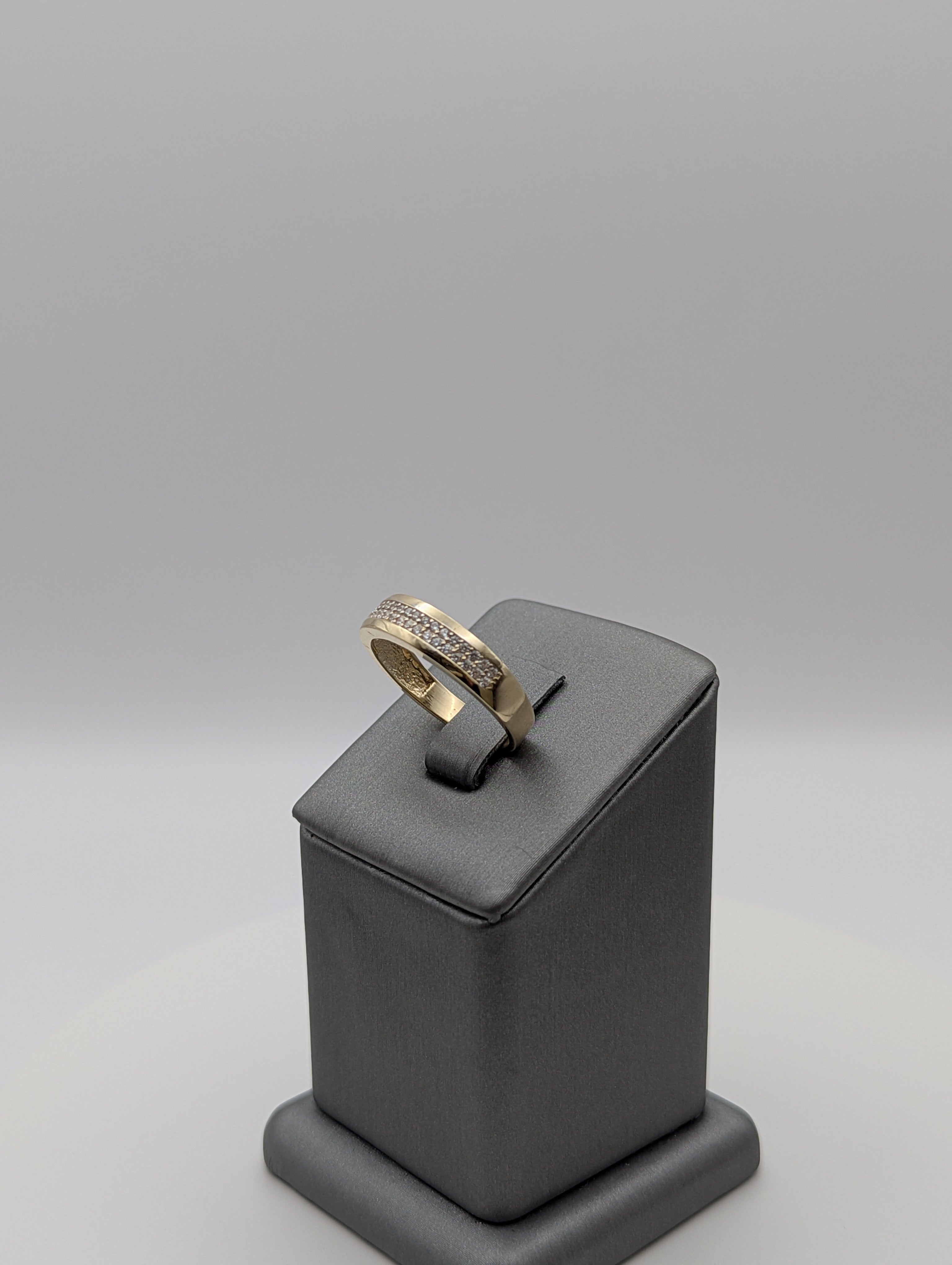 Anillo de boda en oro amarillo de 14K con circonitas