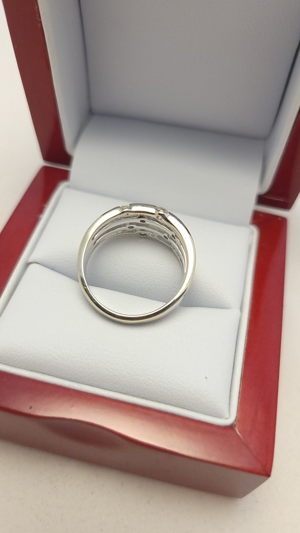 Anillo de banda de cuatro hileras de diamantes en oro blanco de 14K