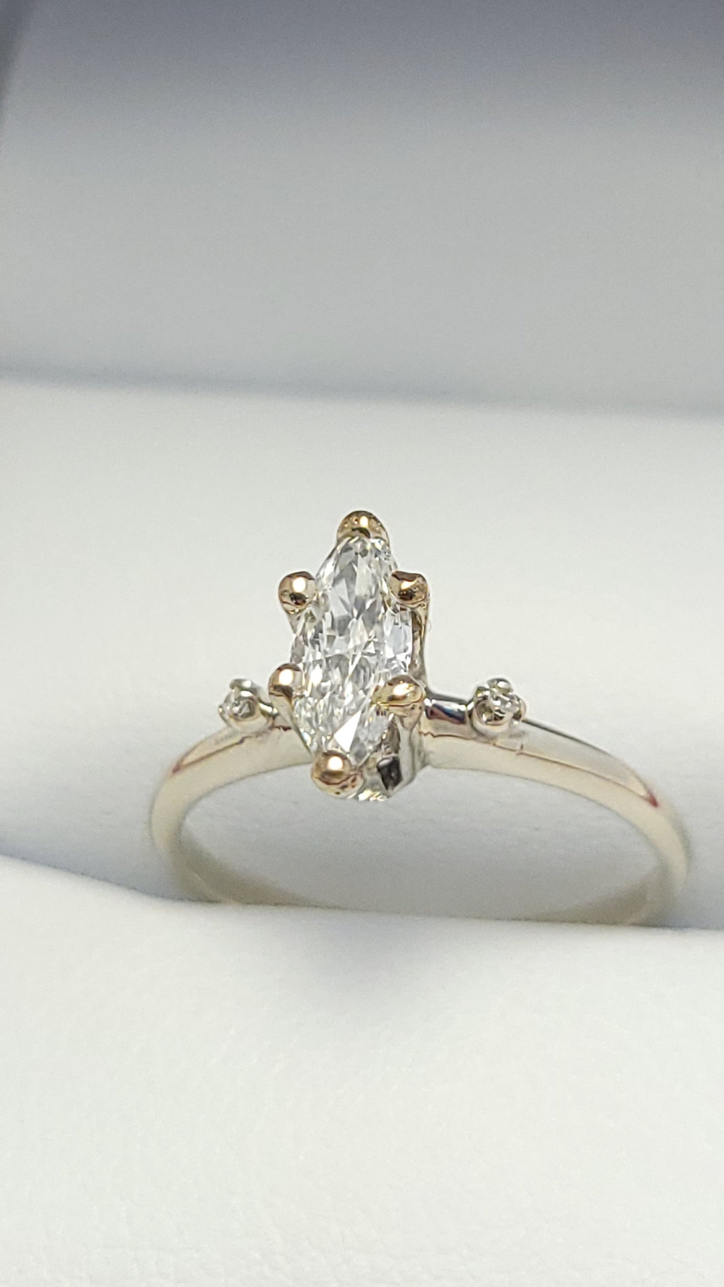 Anillo con diamante talla marquesa de oro blanco de 14K
