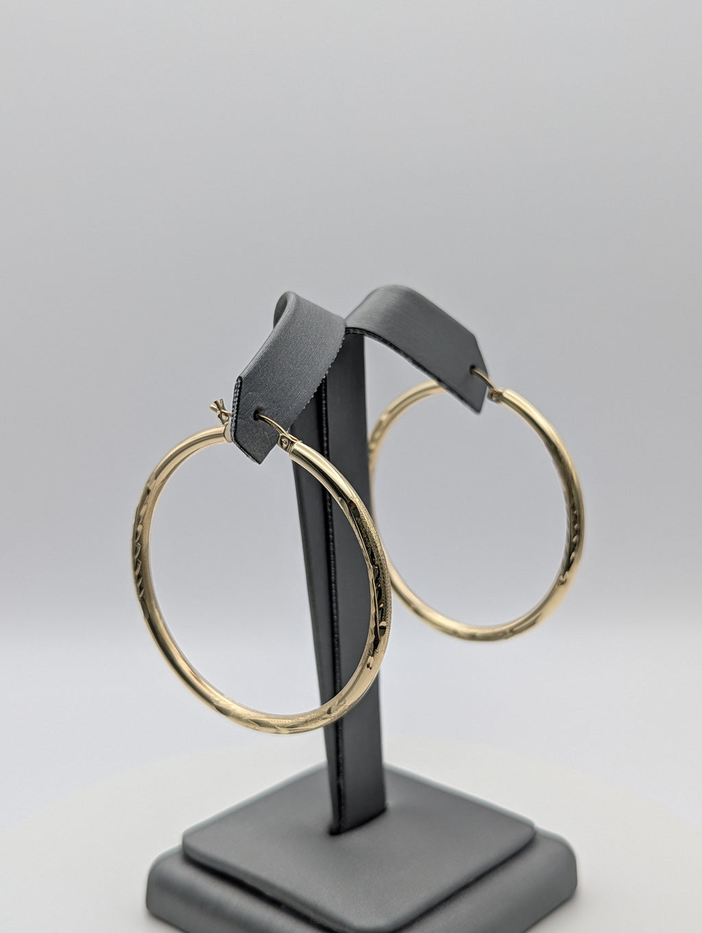 Pendientes de aro de oro amarillo de 14 quilates con corte de diamante y acabado satinado