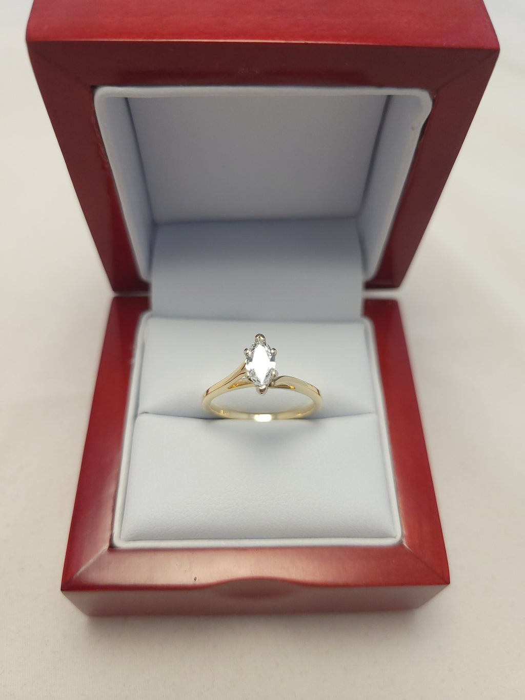 Anillo solitario de diamante marquesa de oro amarillo de 14K