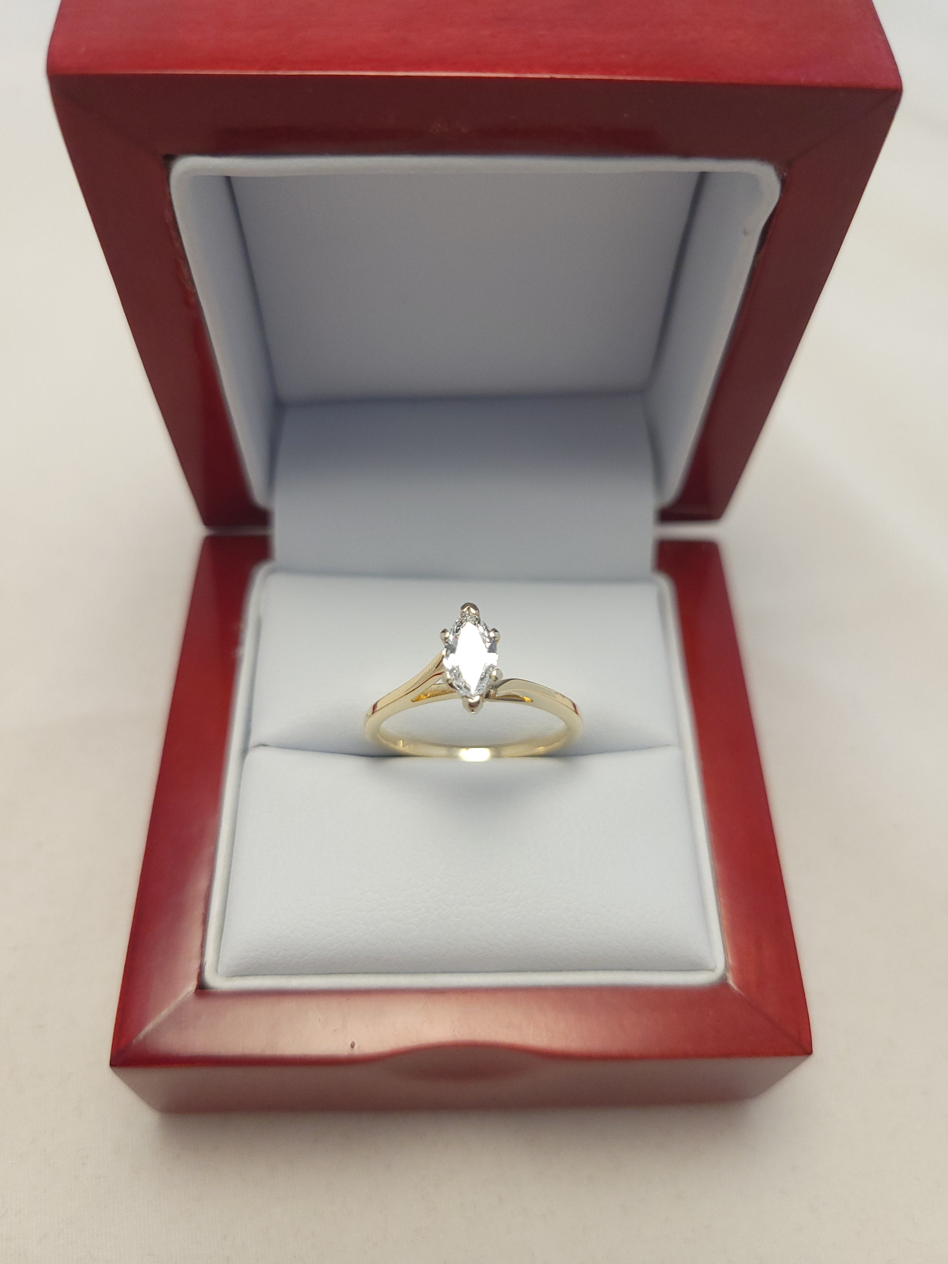 Anillo solitario de diamante marquesa de oro amarillo de 14K