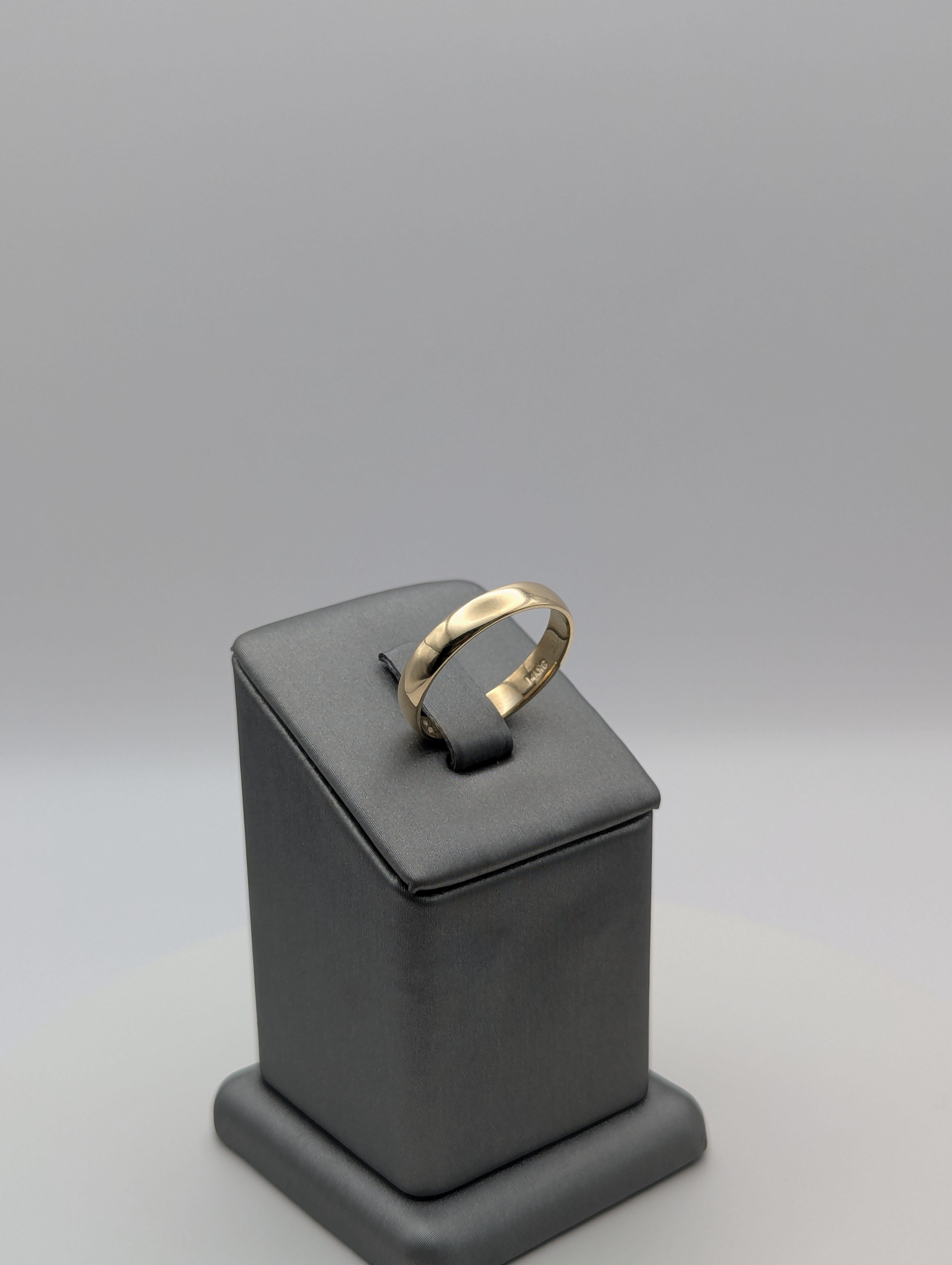 Anillo de boda de oro amarillo de 14 quilates