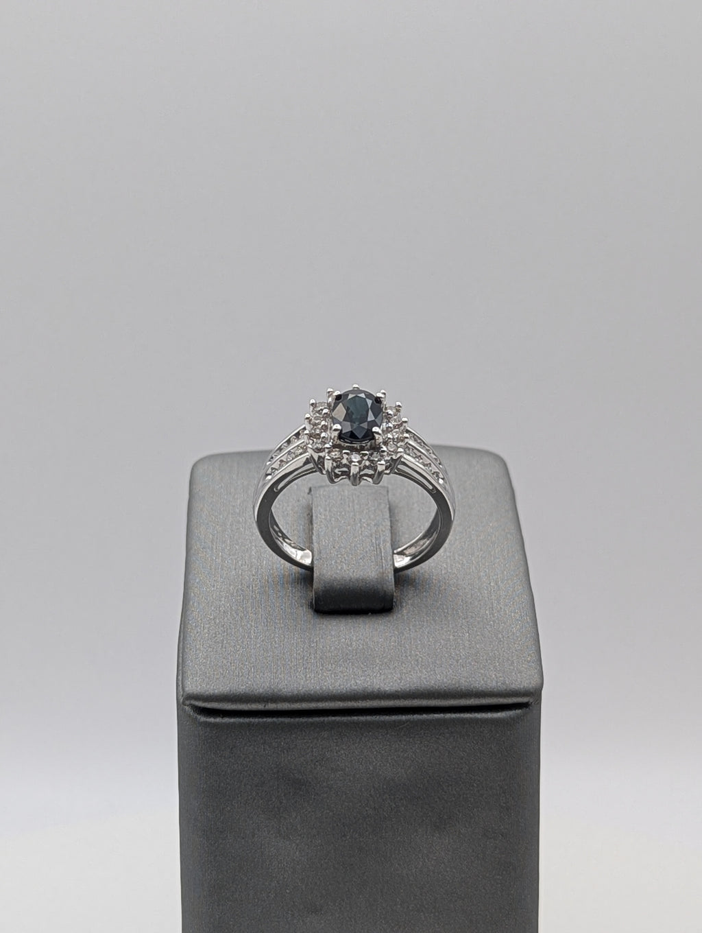 Anillo de diamante de oro blanco de 14K