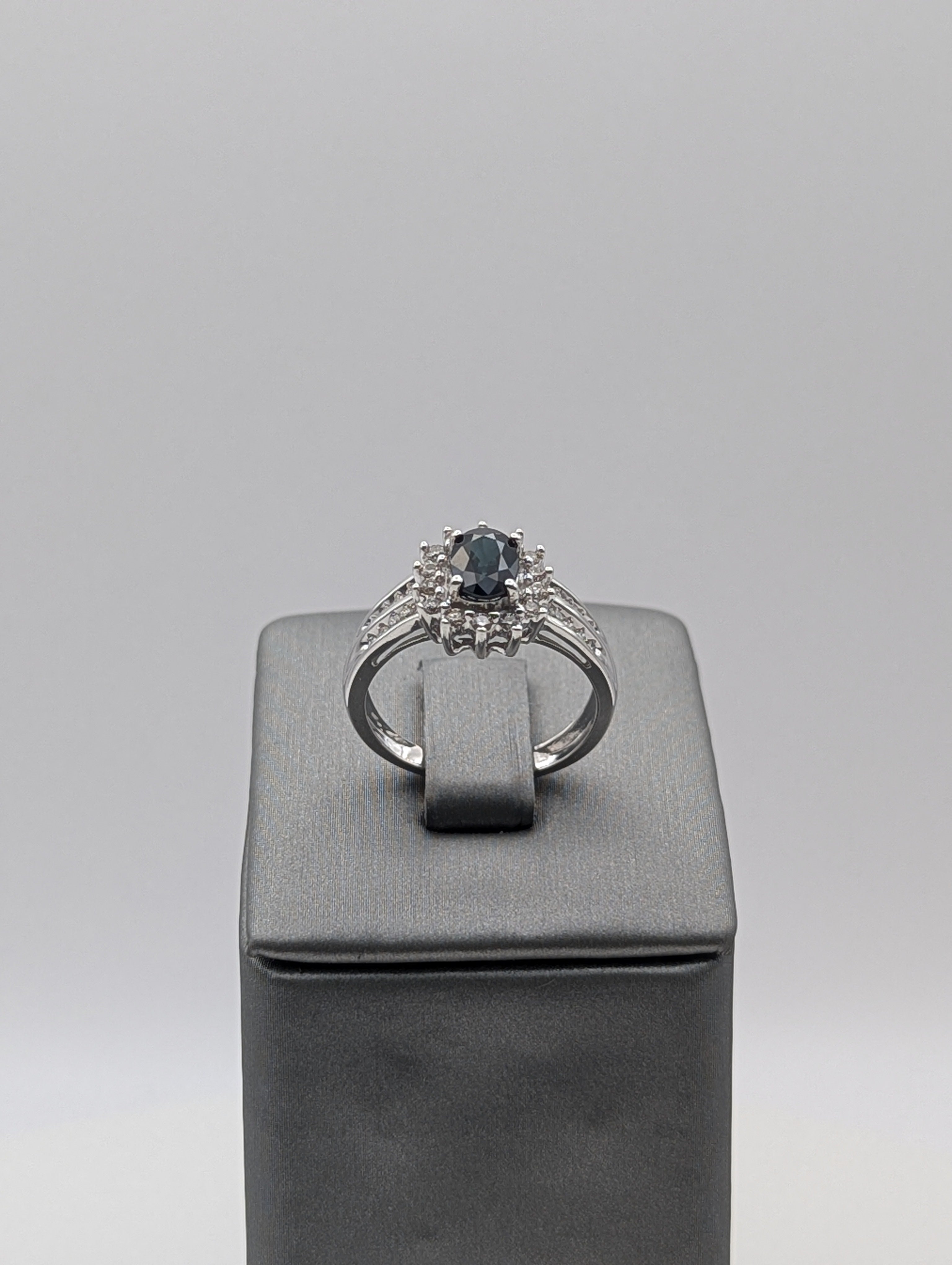 Anillo de diamante de oro blanco de 14K