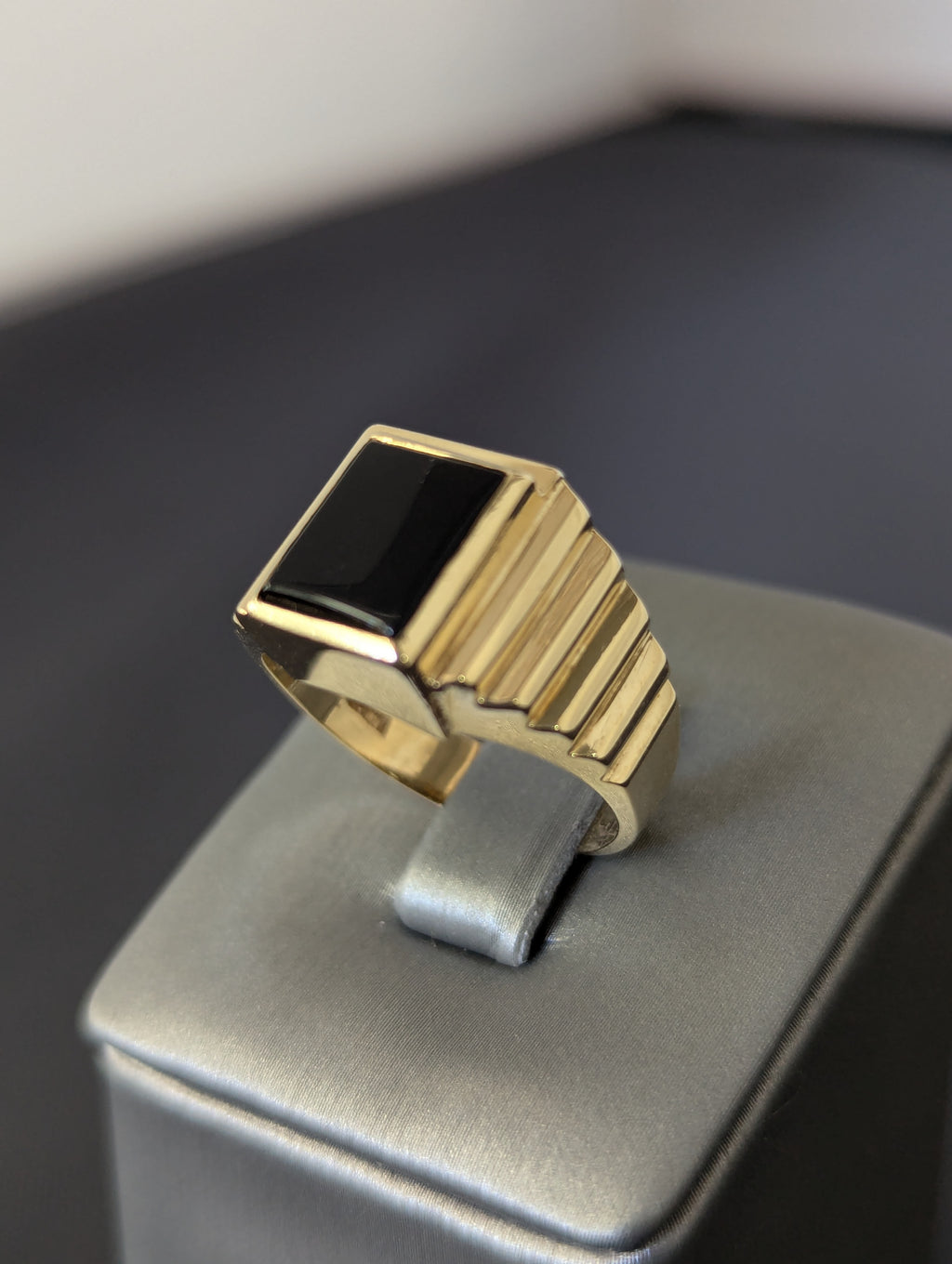 Anillo de ónix de oro amarillo de 14 quilates