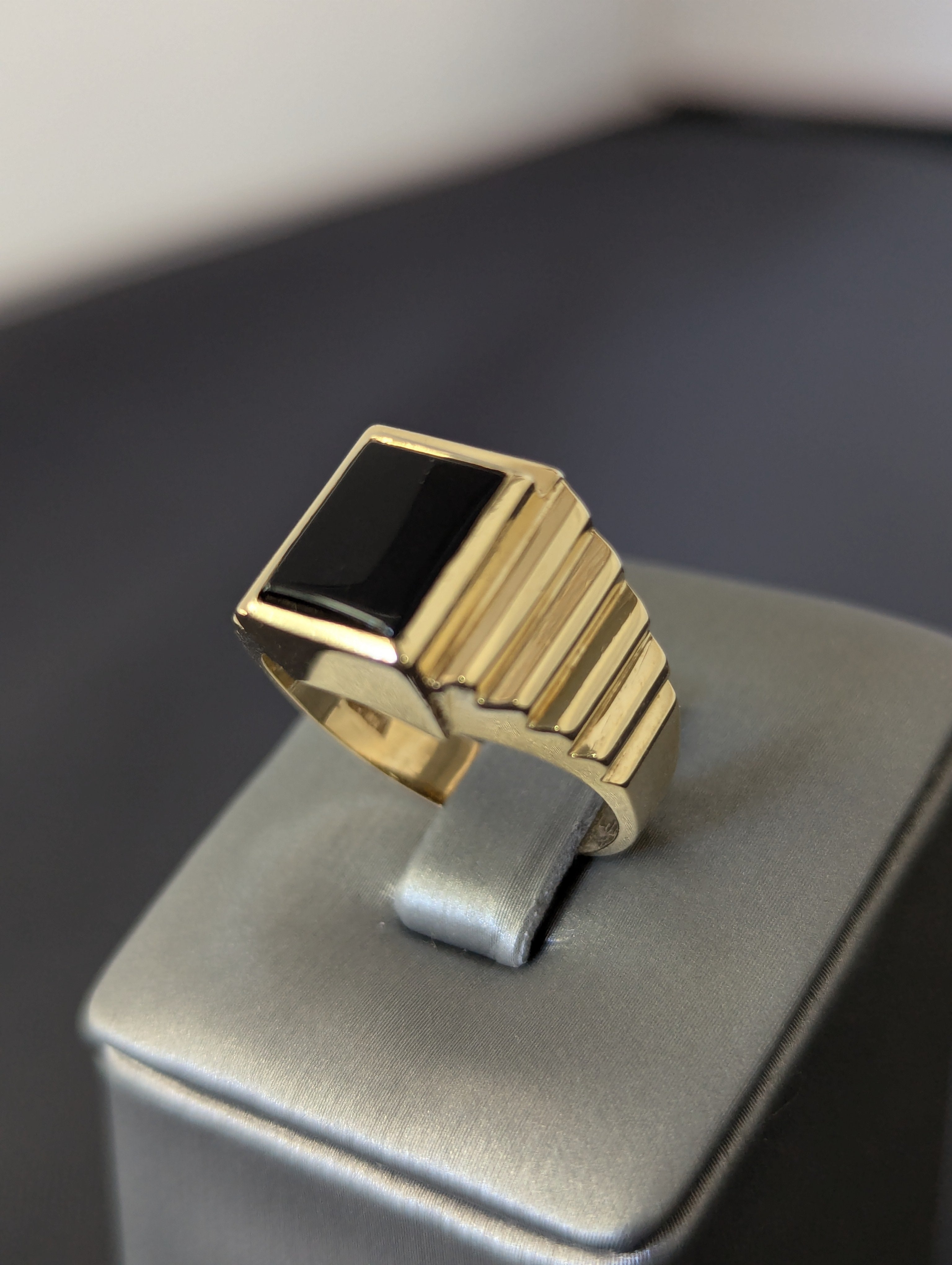 Anillo de ónix de oro amarillo de 14 quilates