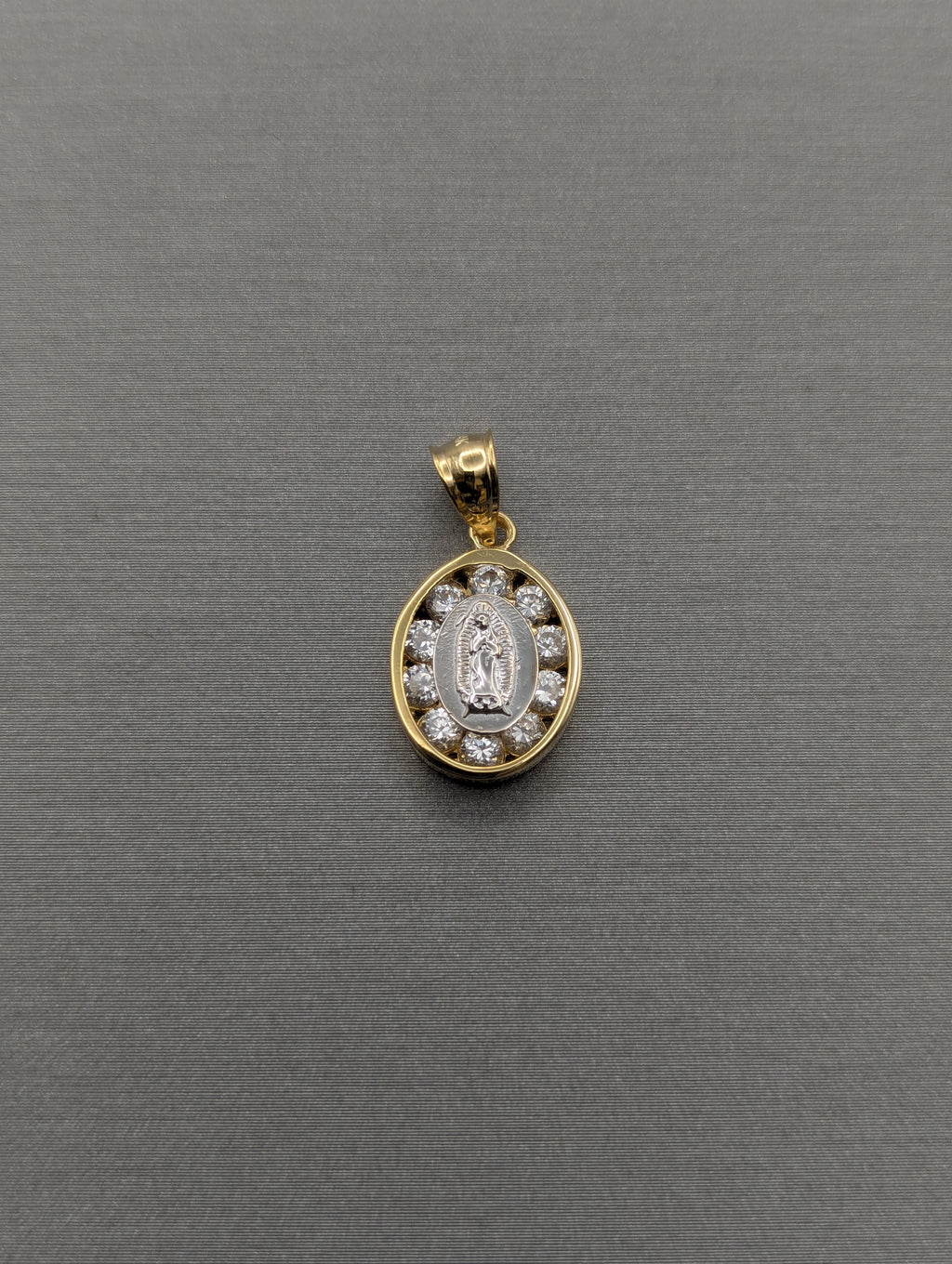 Colgante de Guadalupe en Oro Amarillo/Blanco de 14K con Circonitas Cúbicas