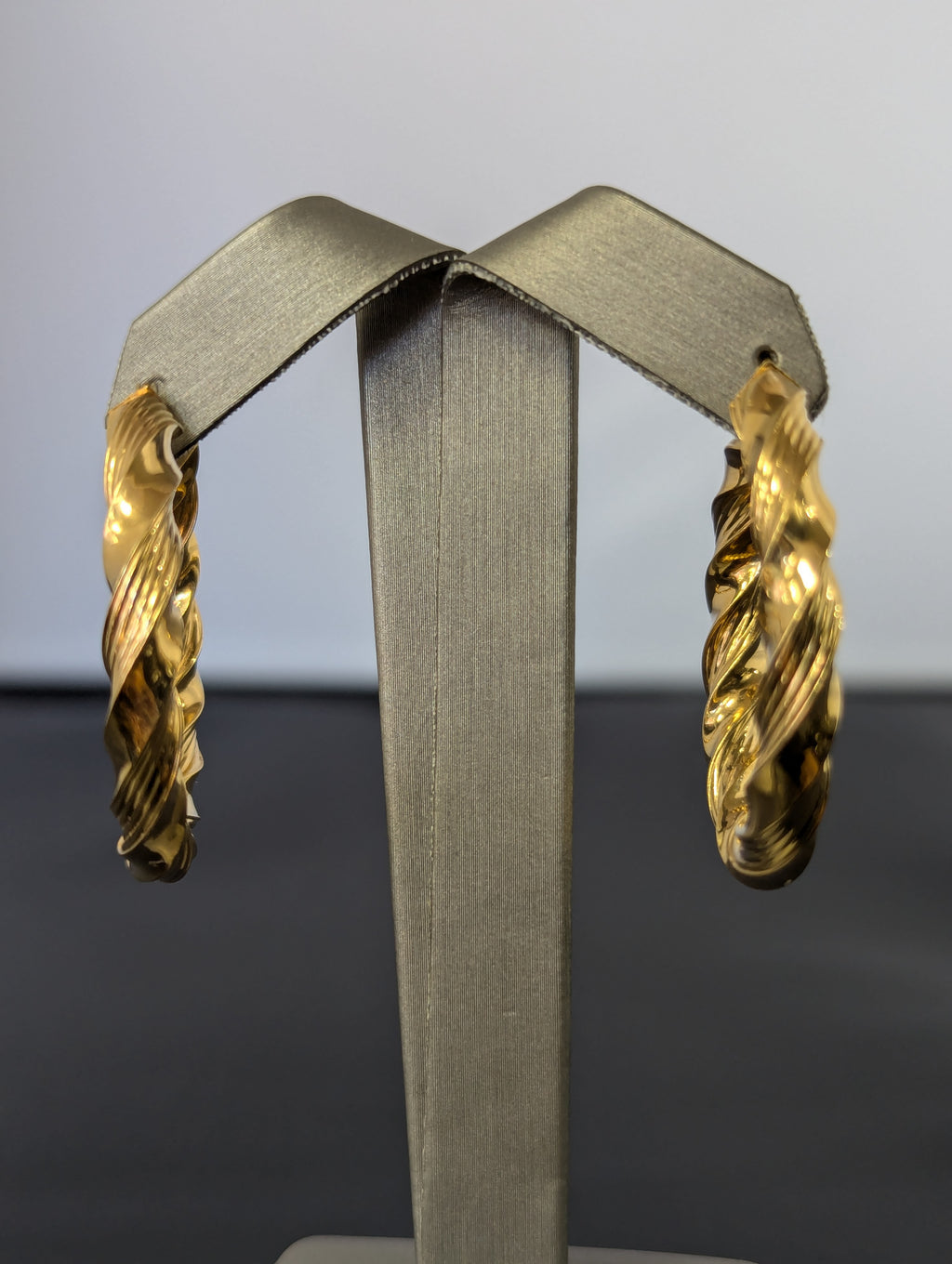 Aretes de aro en espiral retorcidos de oro amarillo de 14 quilates
