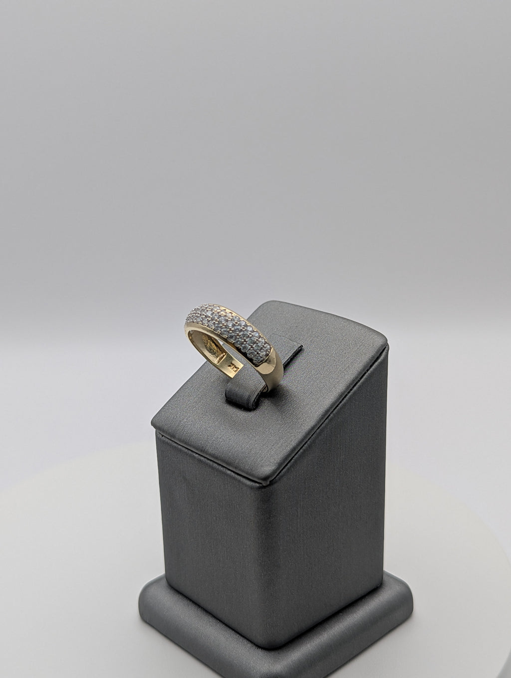 Anillo de boda de oro amarillo de 14K con circonitas cúbicas