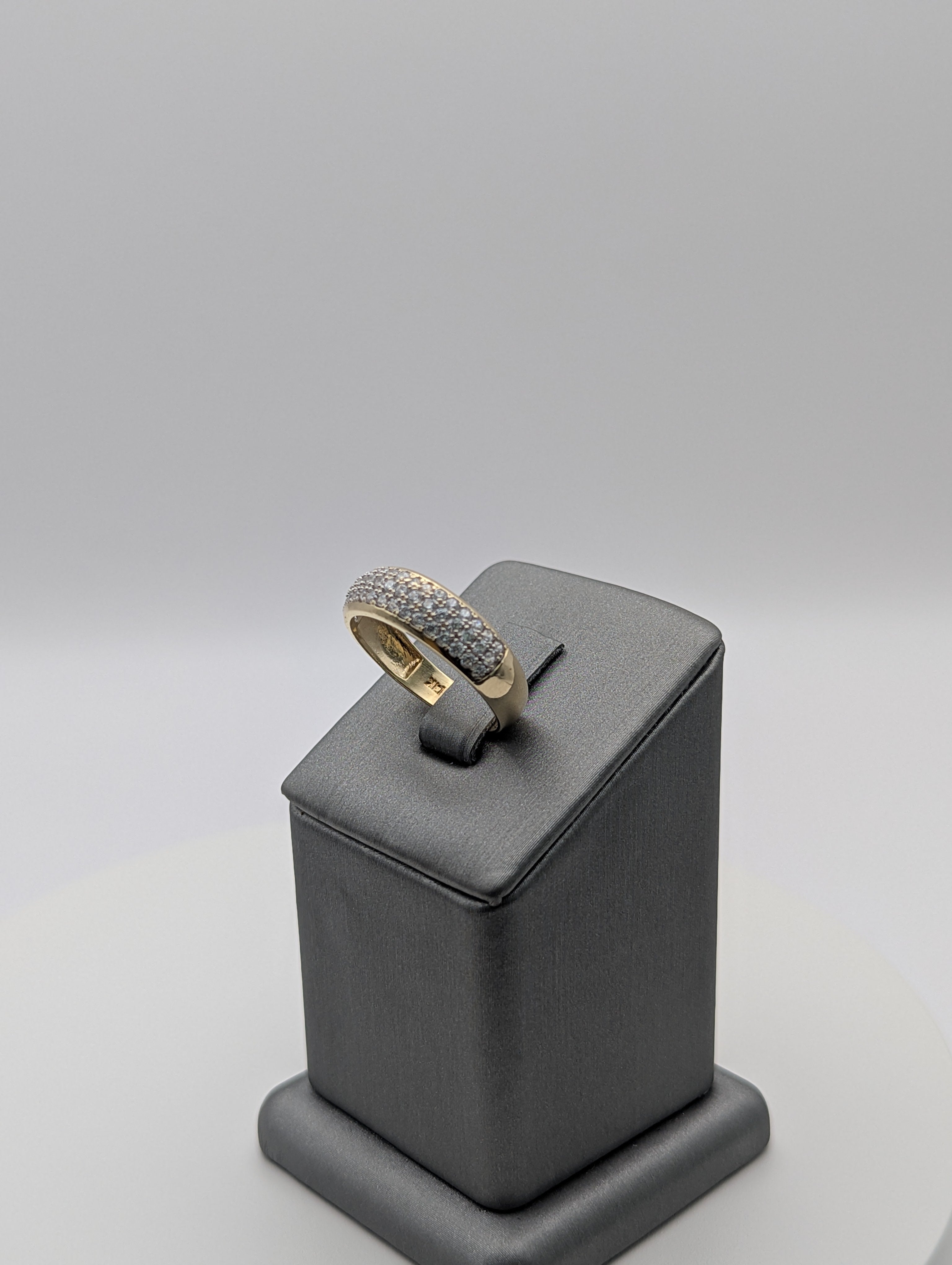 Anillo de boda de oro amarillo de 14K con circonitas cúbicas