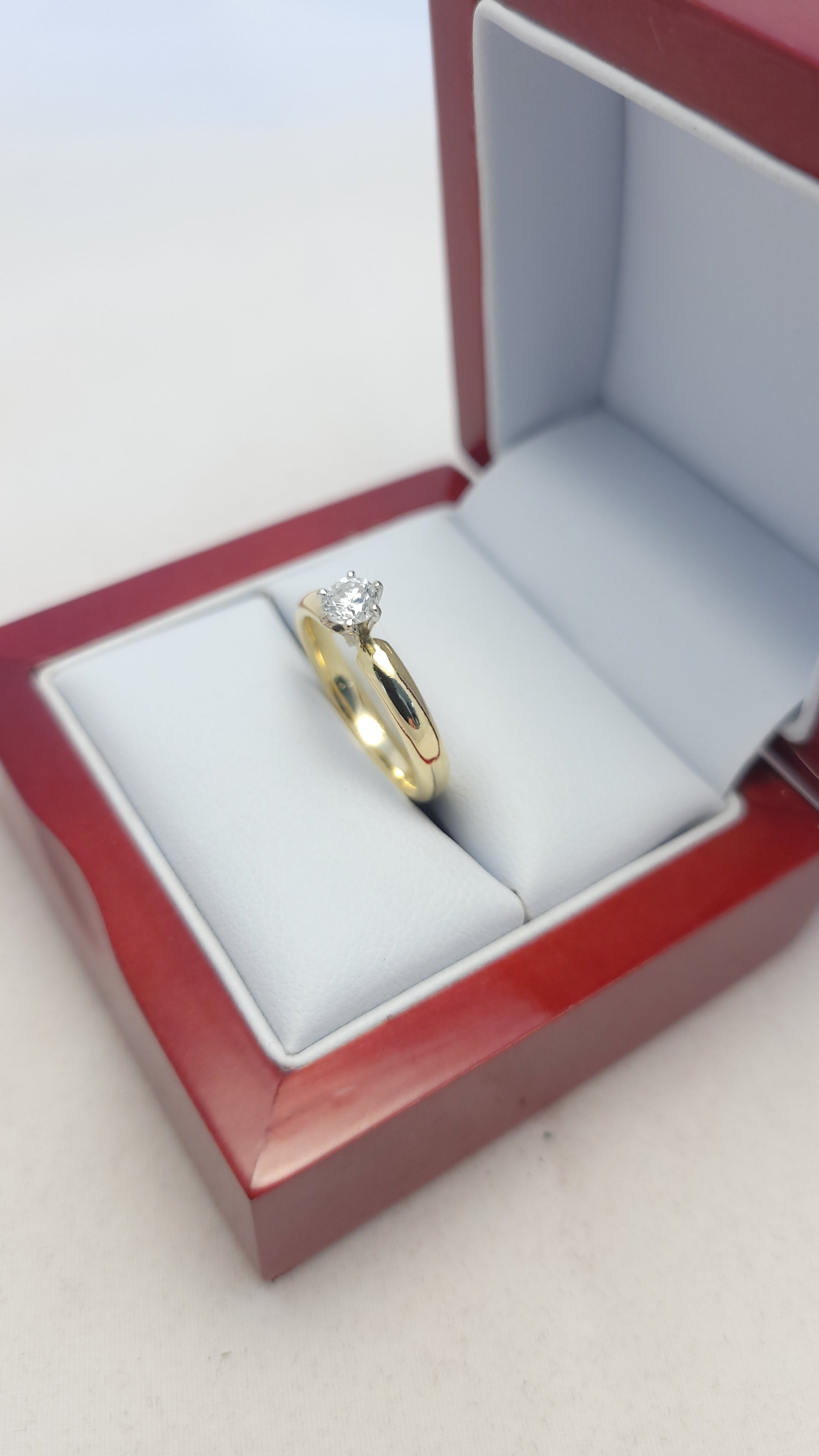 18K YG Solitaire Diamond Eng Ring