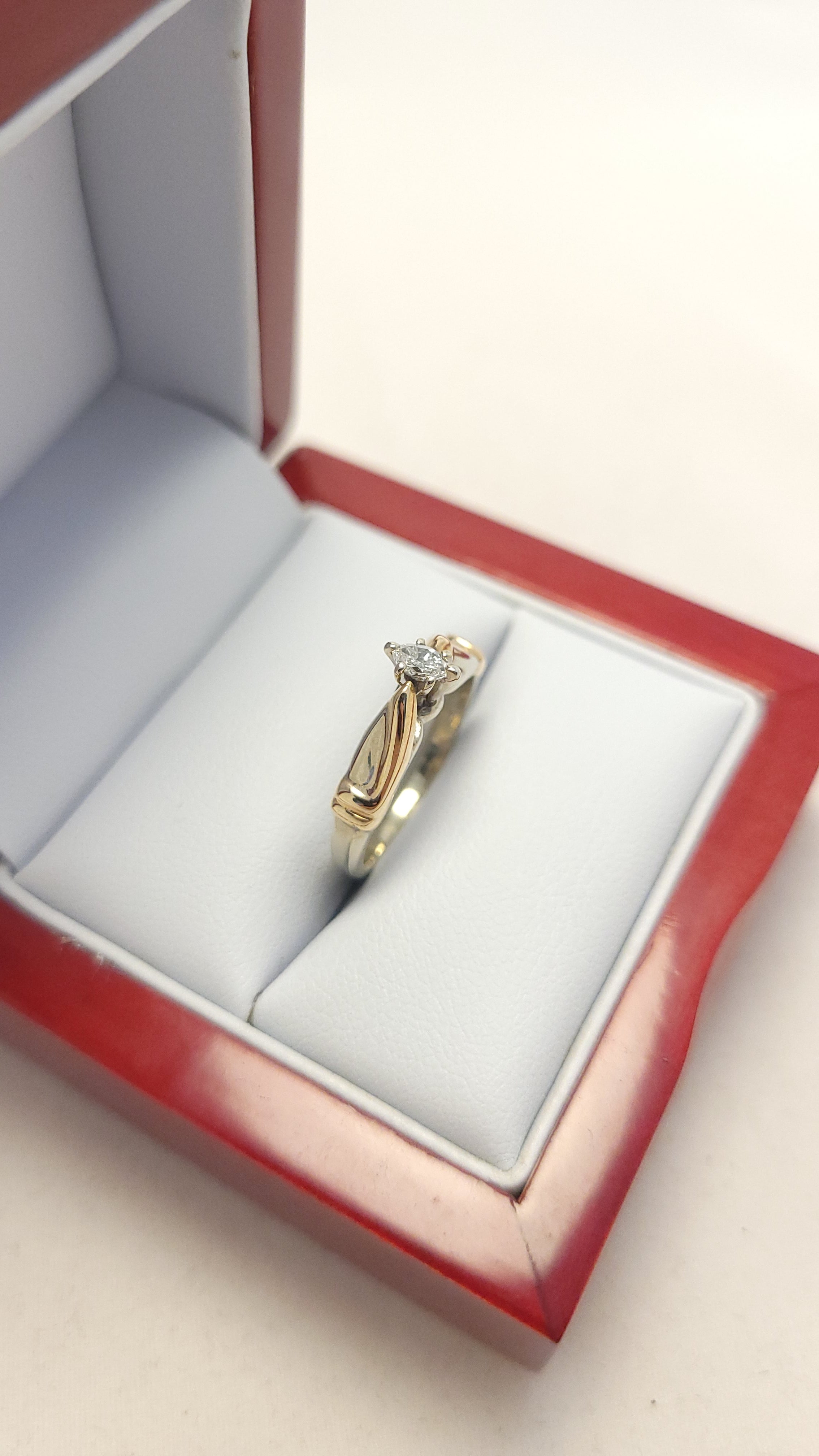 Anillo solitario de marquesa en oro amarillo de 14K
