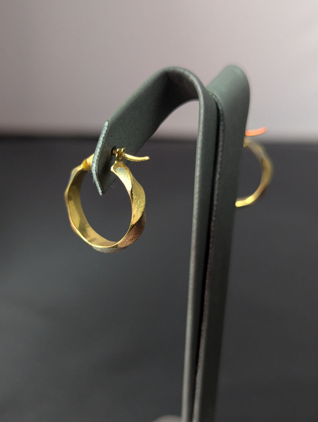 Pendientes de aro huecos trenzados tricolor de 14K