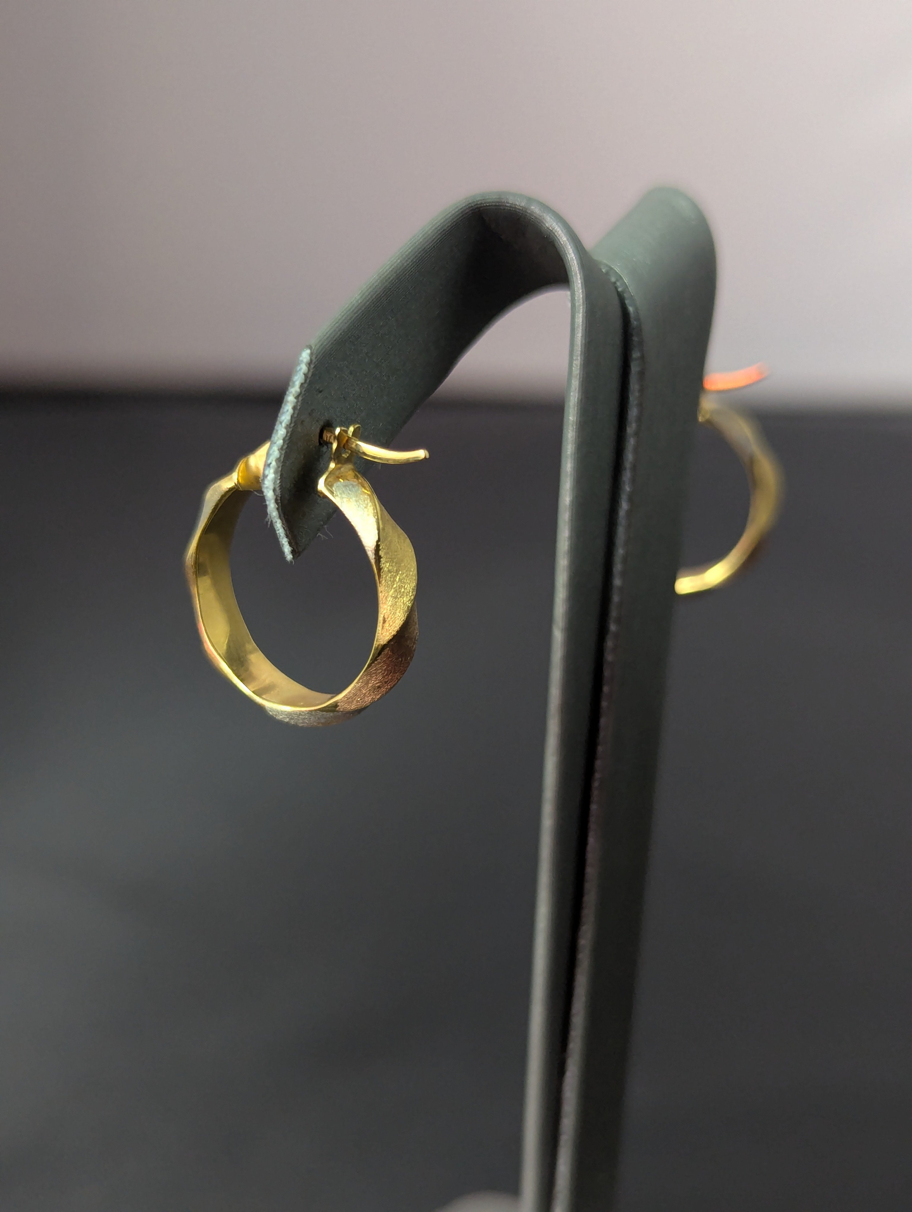 Pendientes de aro huecos trenzados tricolor de 14K