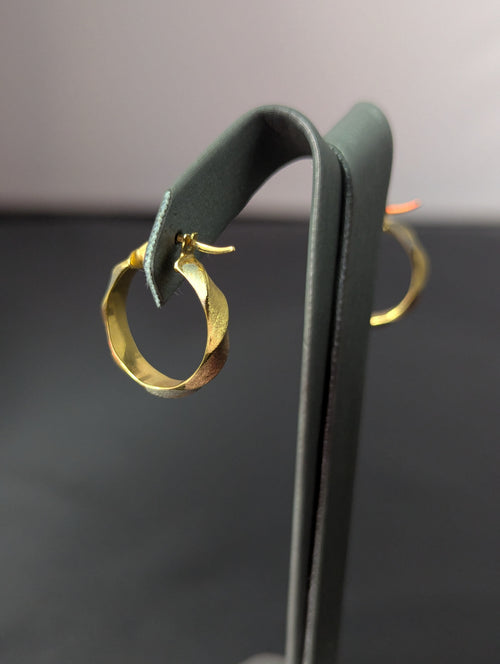 Pendientes de aro huecos trenzados tricolor de 14K