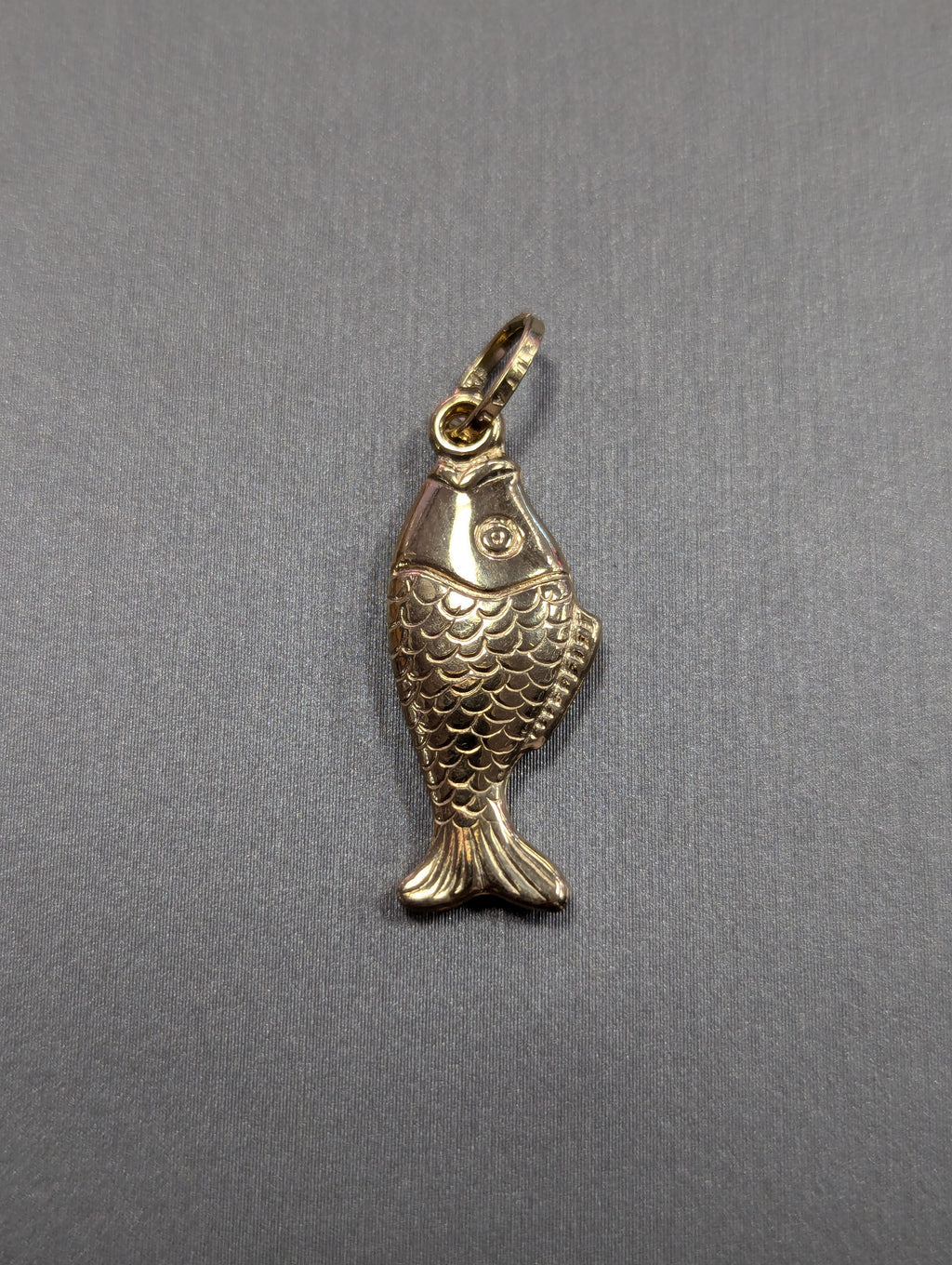 Colgante de pez de oro amarillo de 14K con el signo zodiacal Piscis
