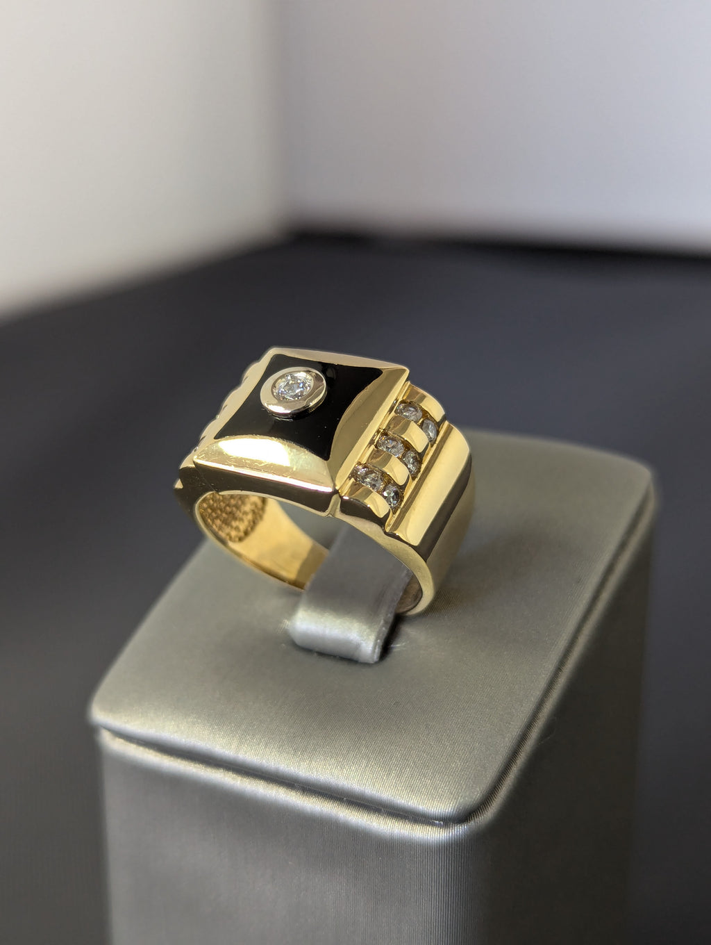 Anillo de 14K de oro amarillo con circonita cúbica pintada de negro